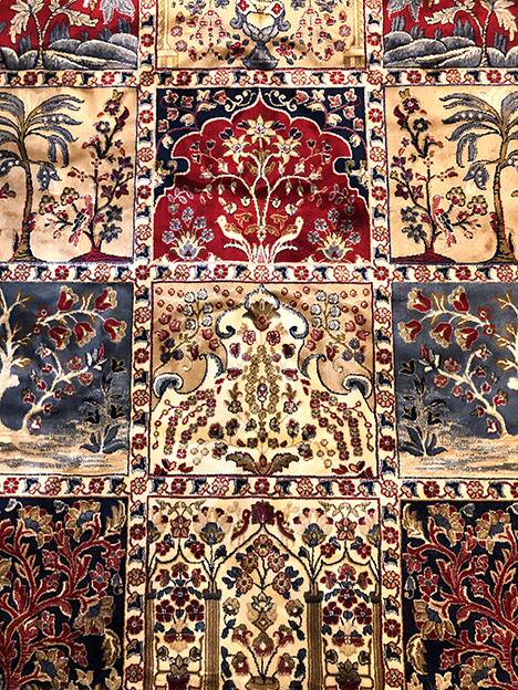 Wool carpets, cloisonné decorations of birds and gardens, mechanical weaving. New condition.