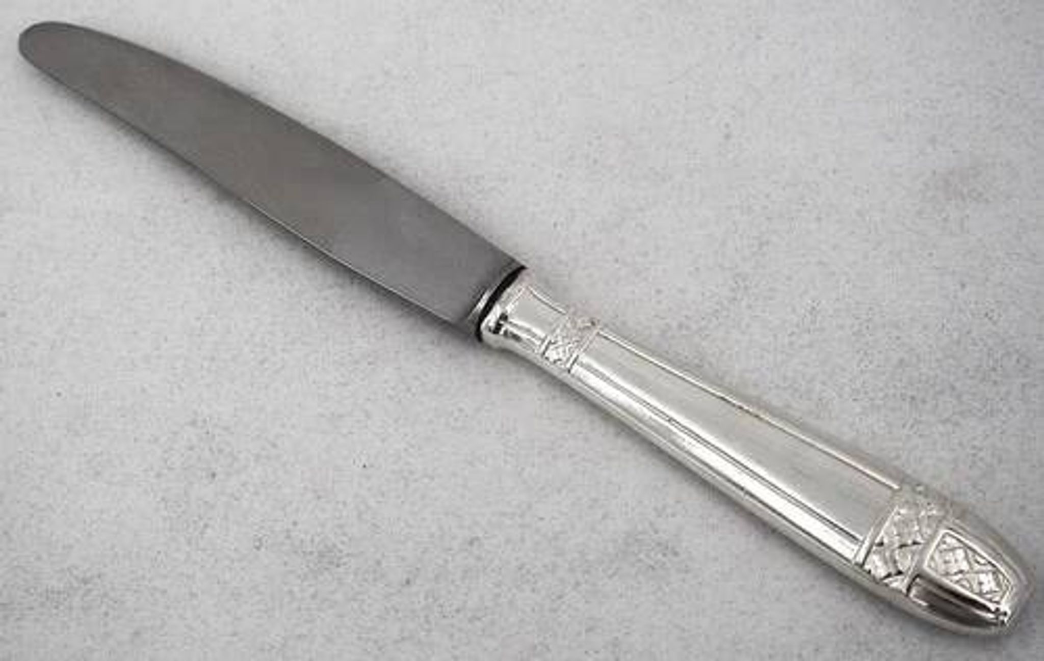 12 dessert, cheese, and hors d'oeuvre knives Grand Prix, Art Deco in silver-plated metal.
