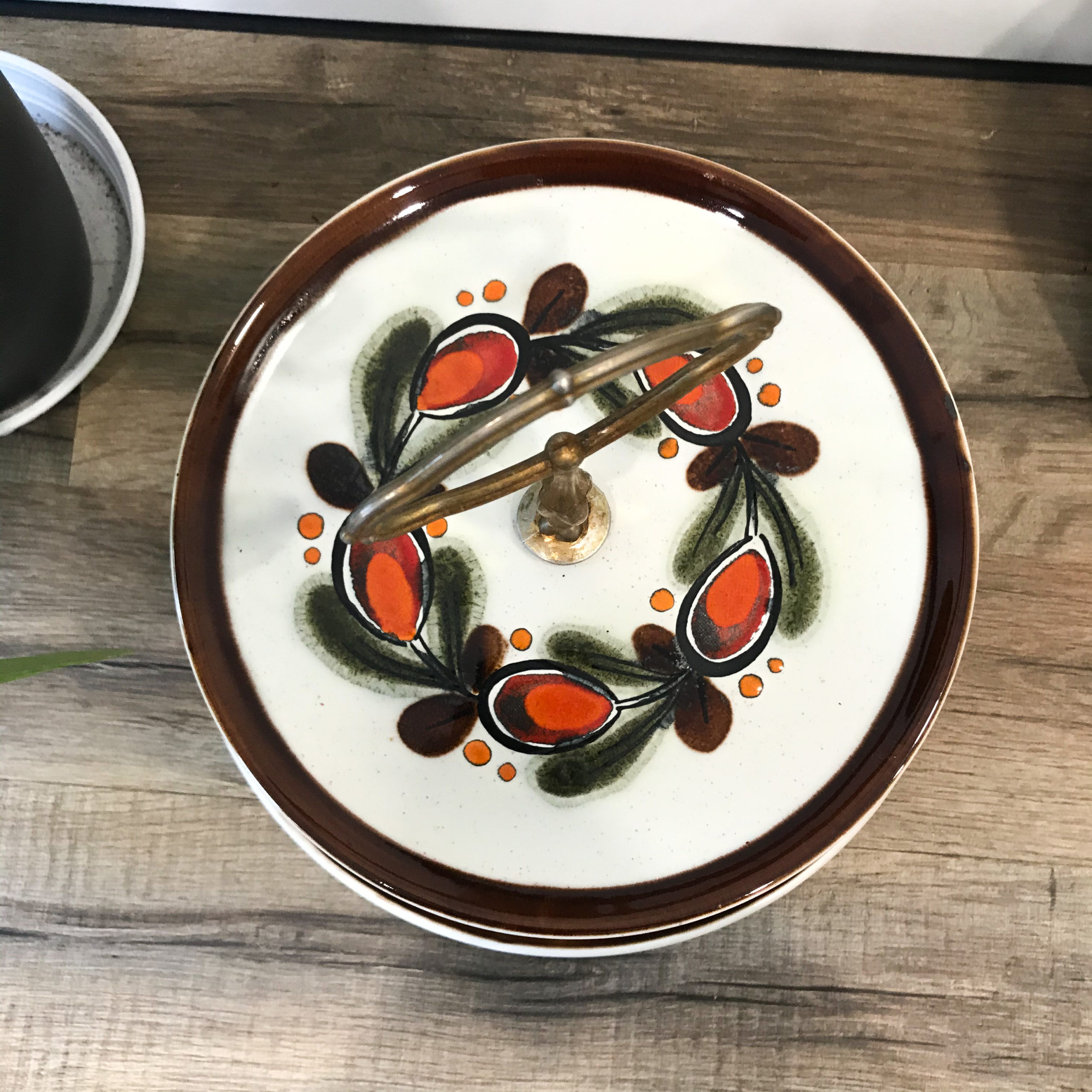 Servant with dessert floors