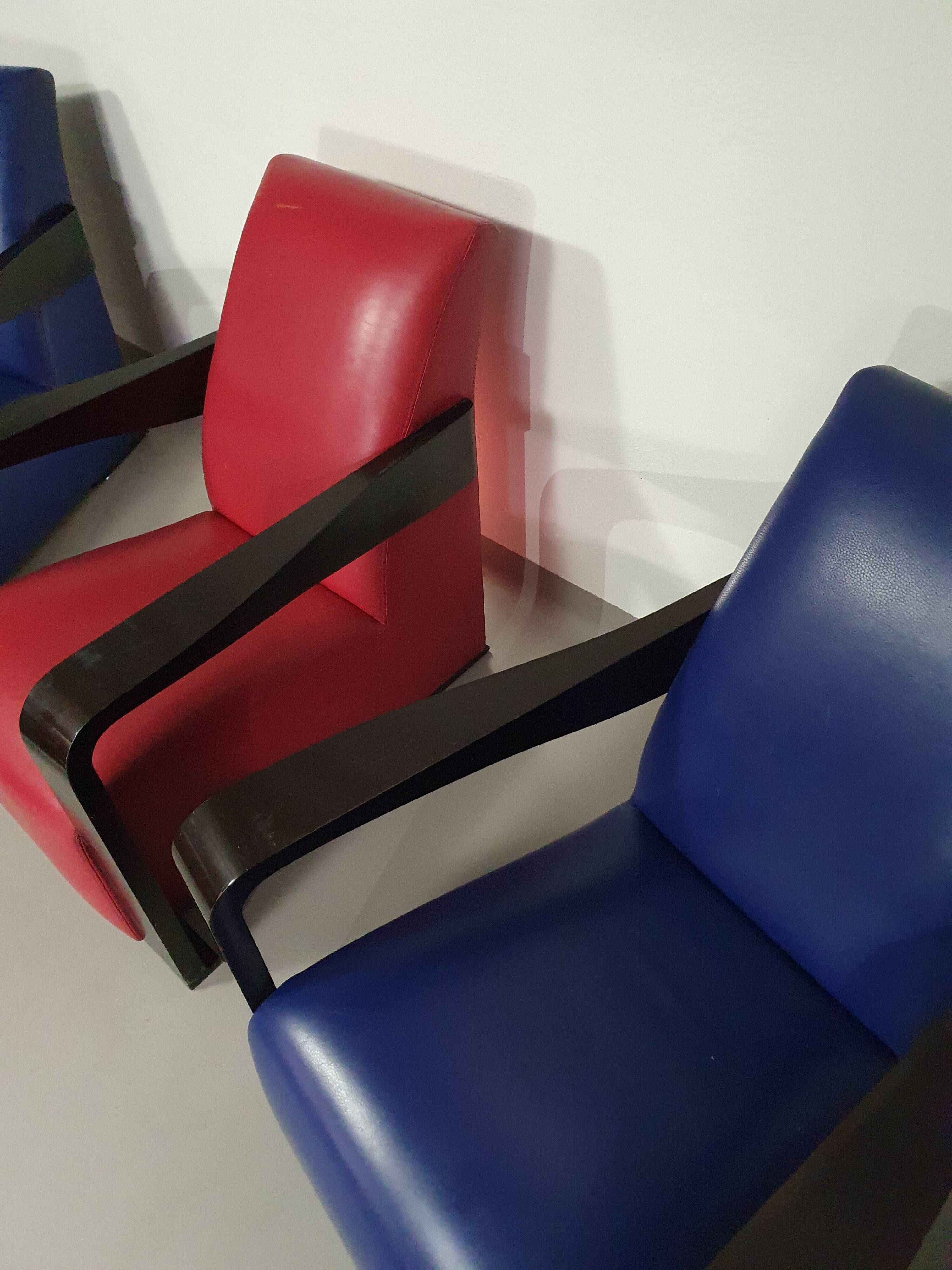 4 x Vintage Ying lounge chairs / fauteuils van Hugues Chevalier,'90. 3 x blue / 1 x red leather