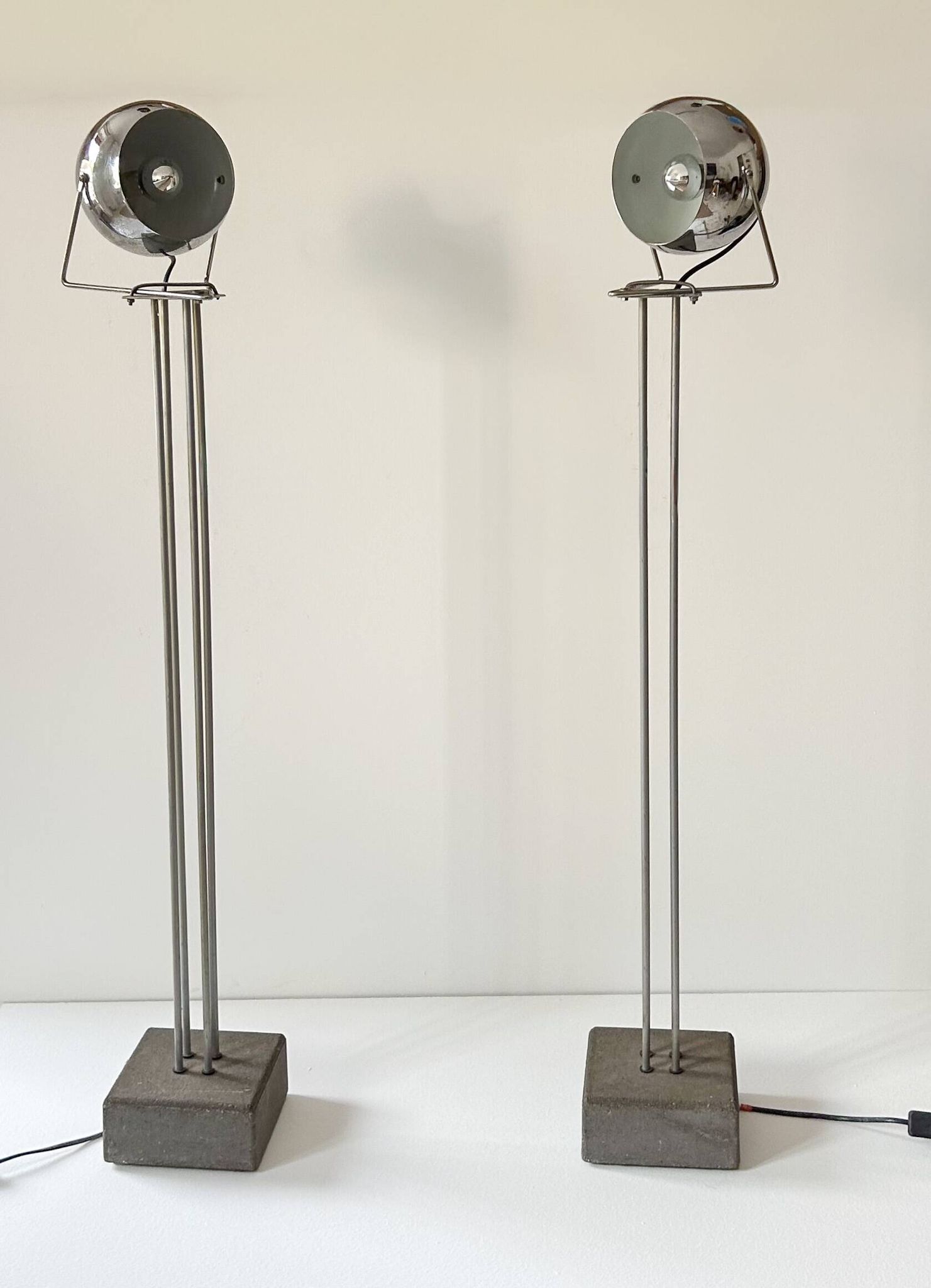 Pair of vintage floor lamps in chrome metal and cement, France 1970.
