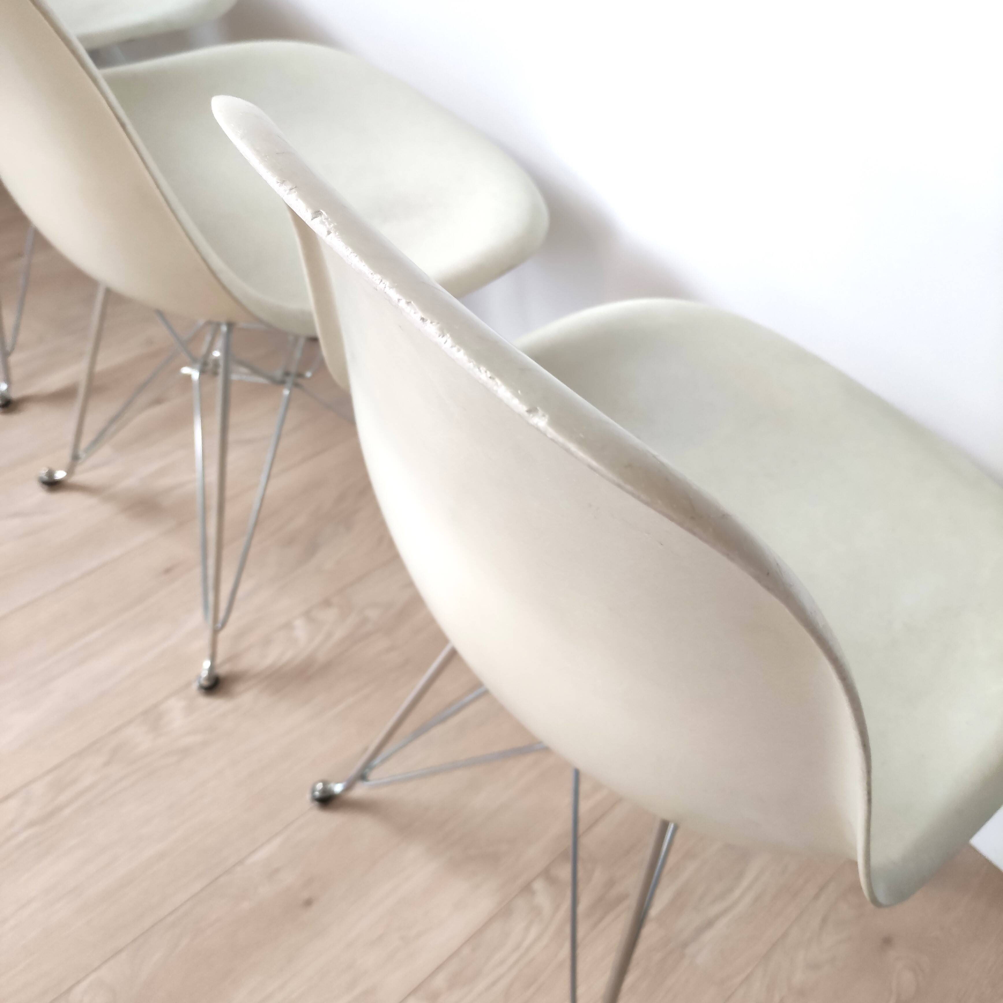 Vintage set of 4 fiberglass dining chairs by Eames – Herman Miller