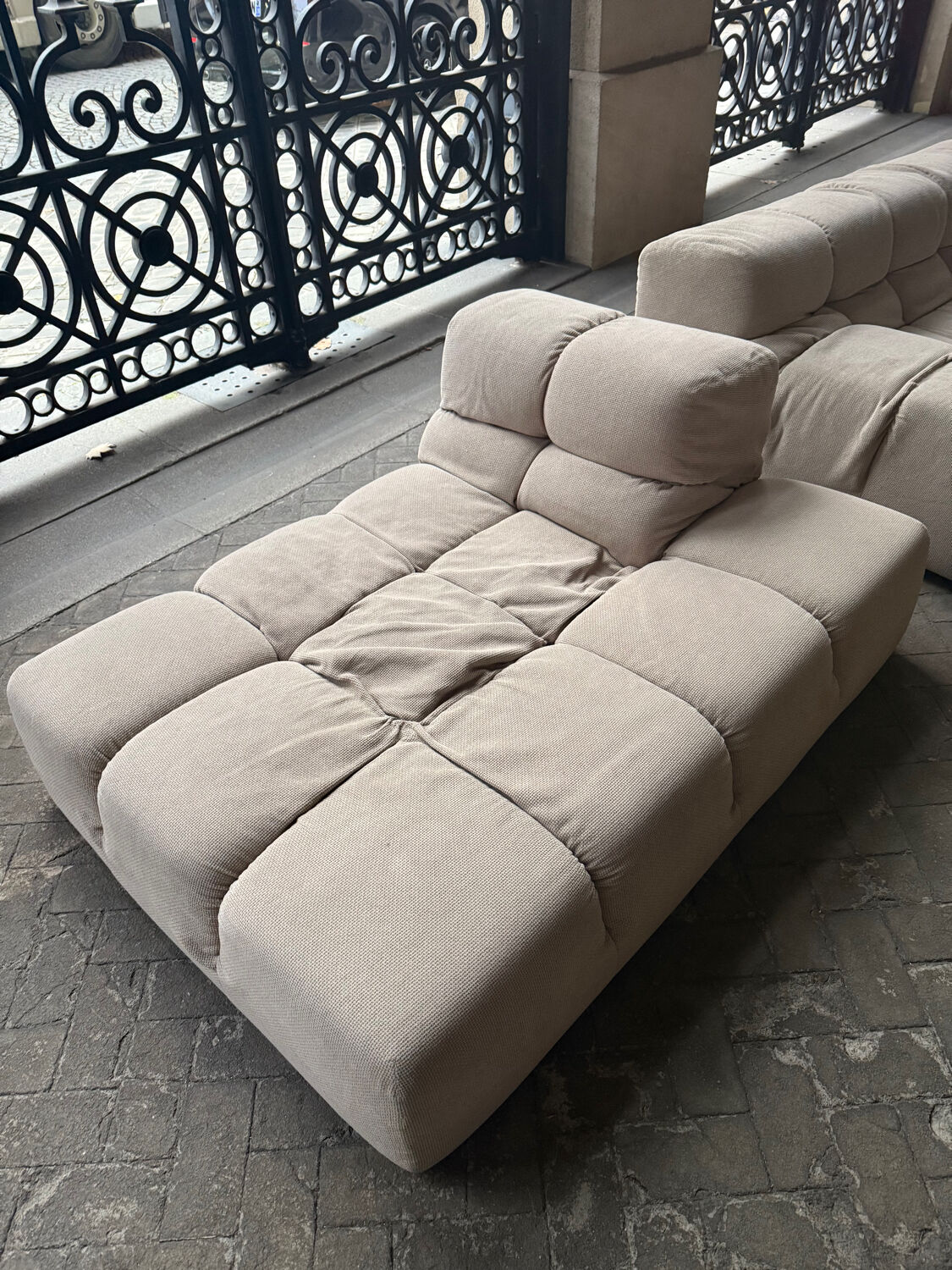 Tufty-Time sofa with chaise longue - beige