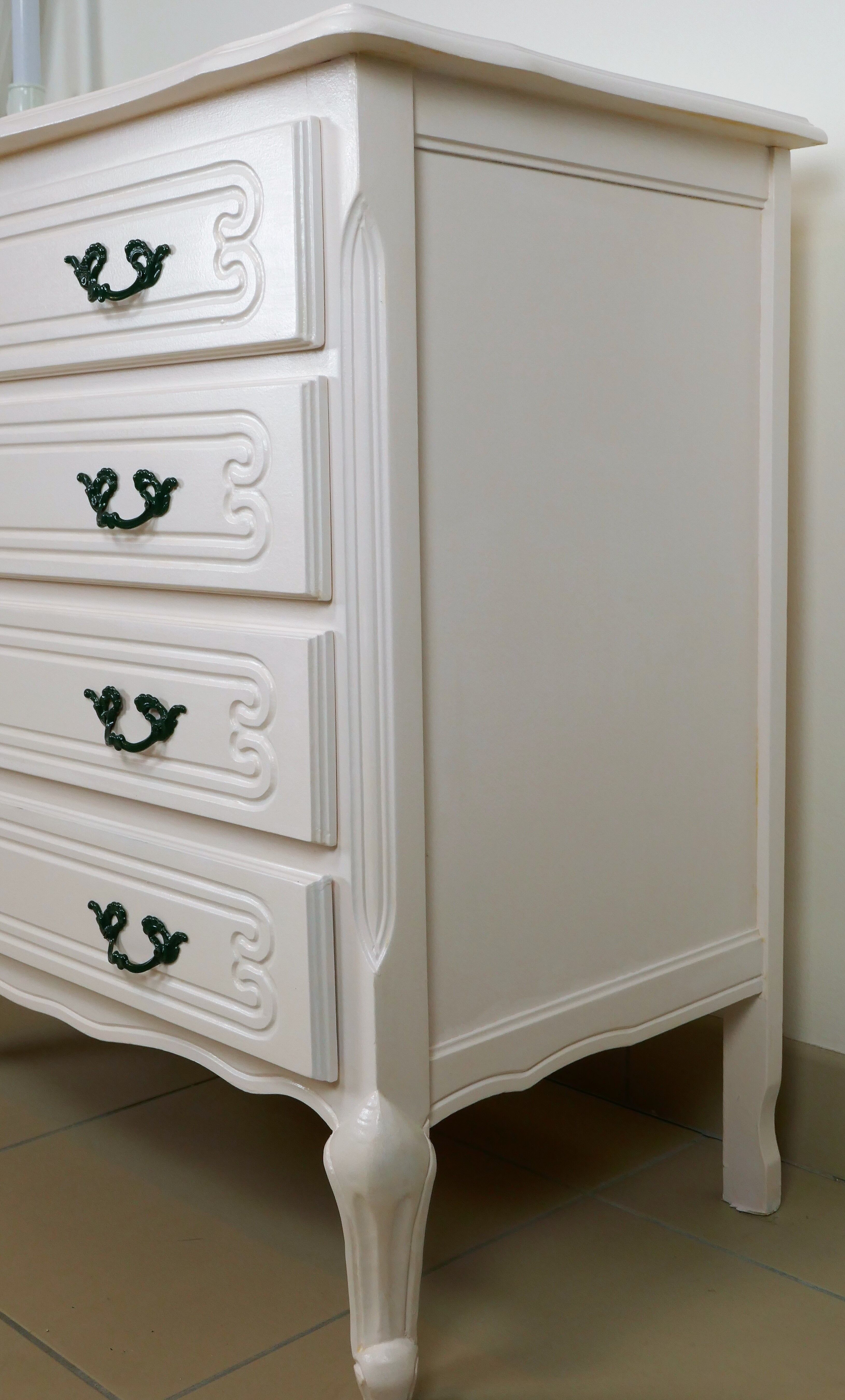Chest of drawers