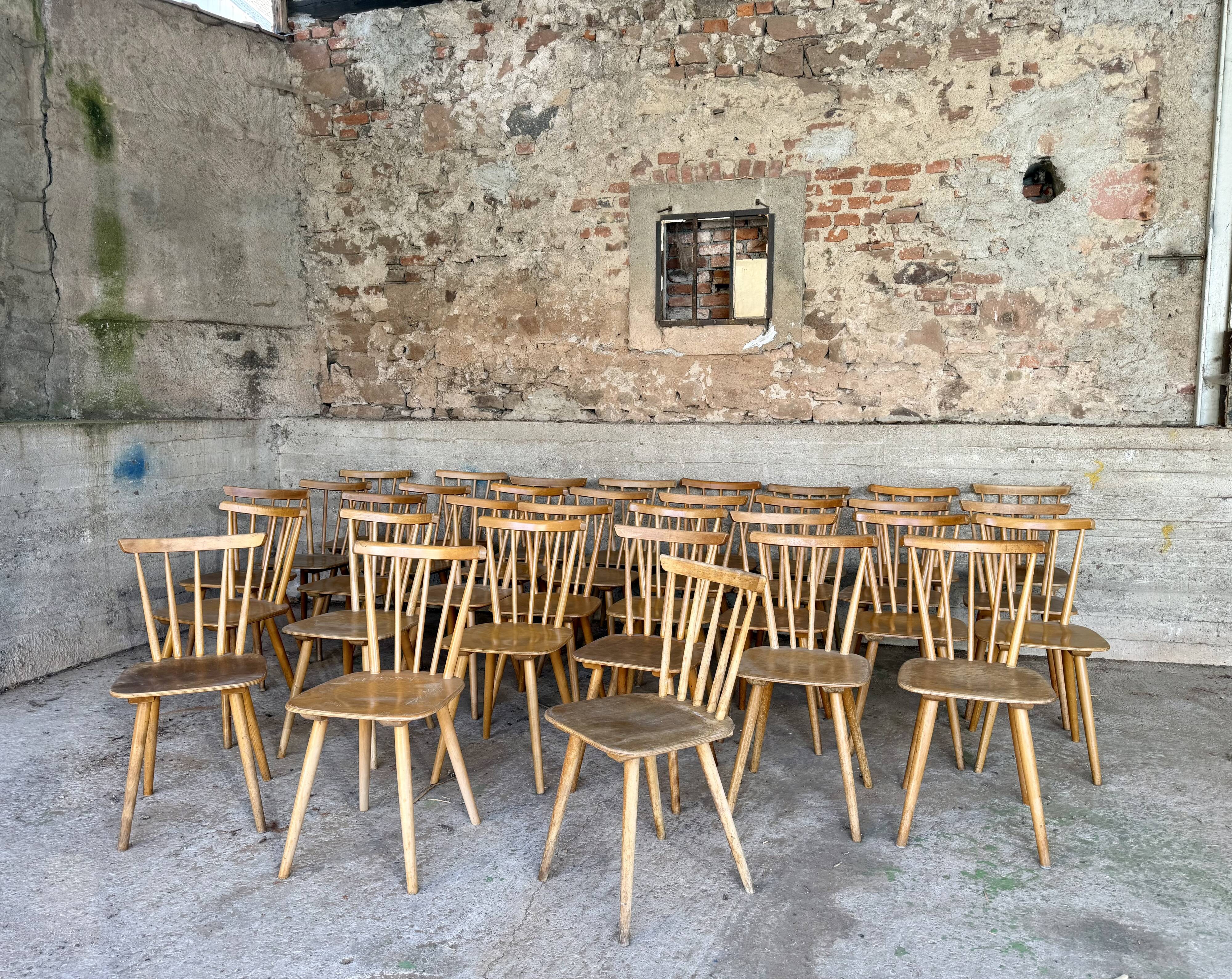 📣 Set of 50 vintage bistro chairs – Warm stained wood – Compact legs