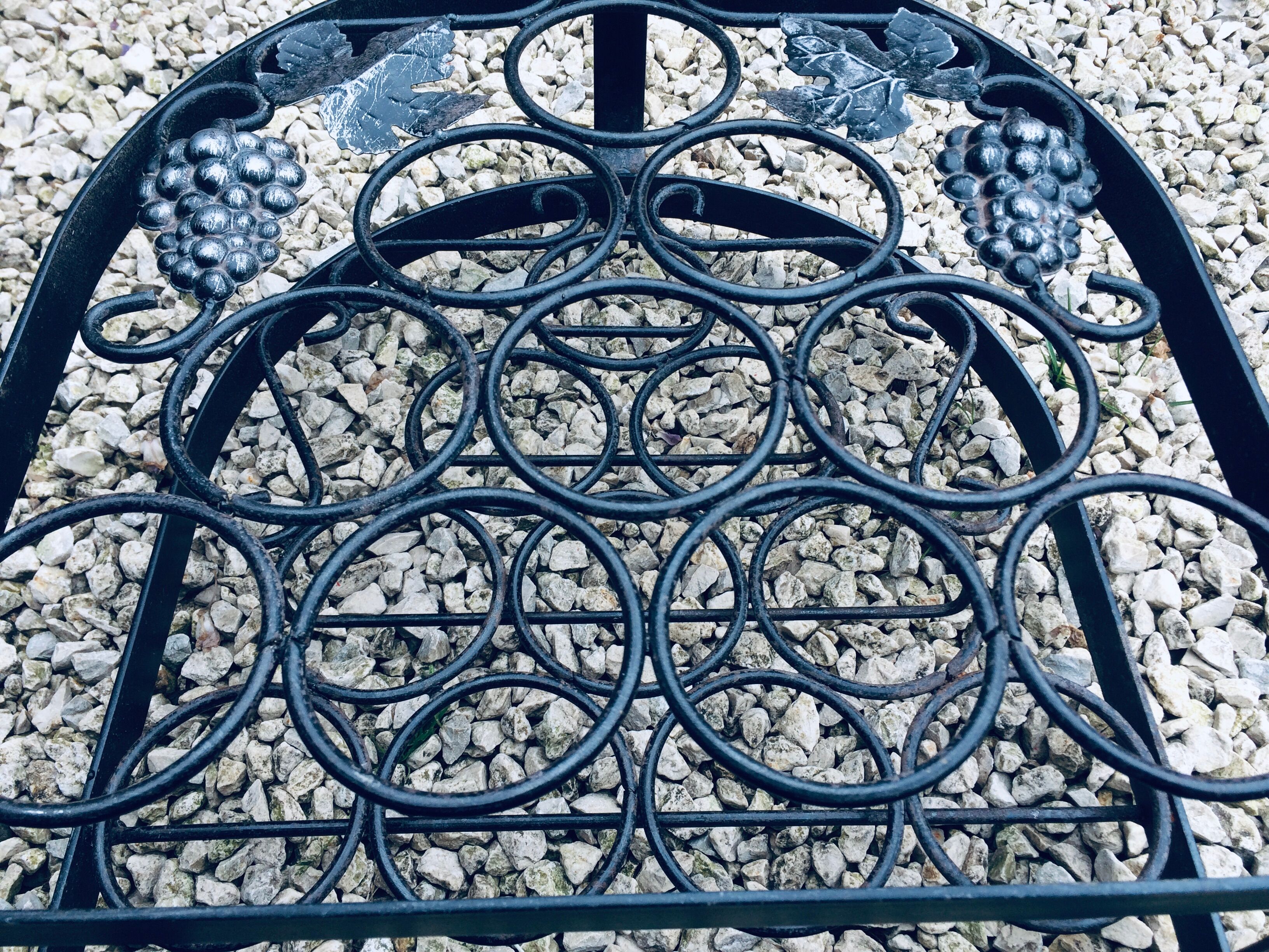 Porte-bouteille ancien en fer forgé