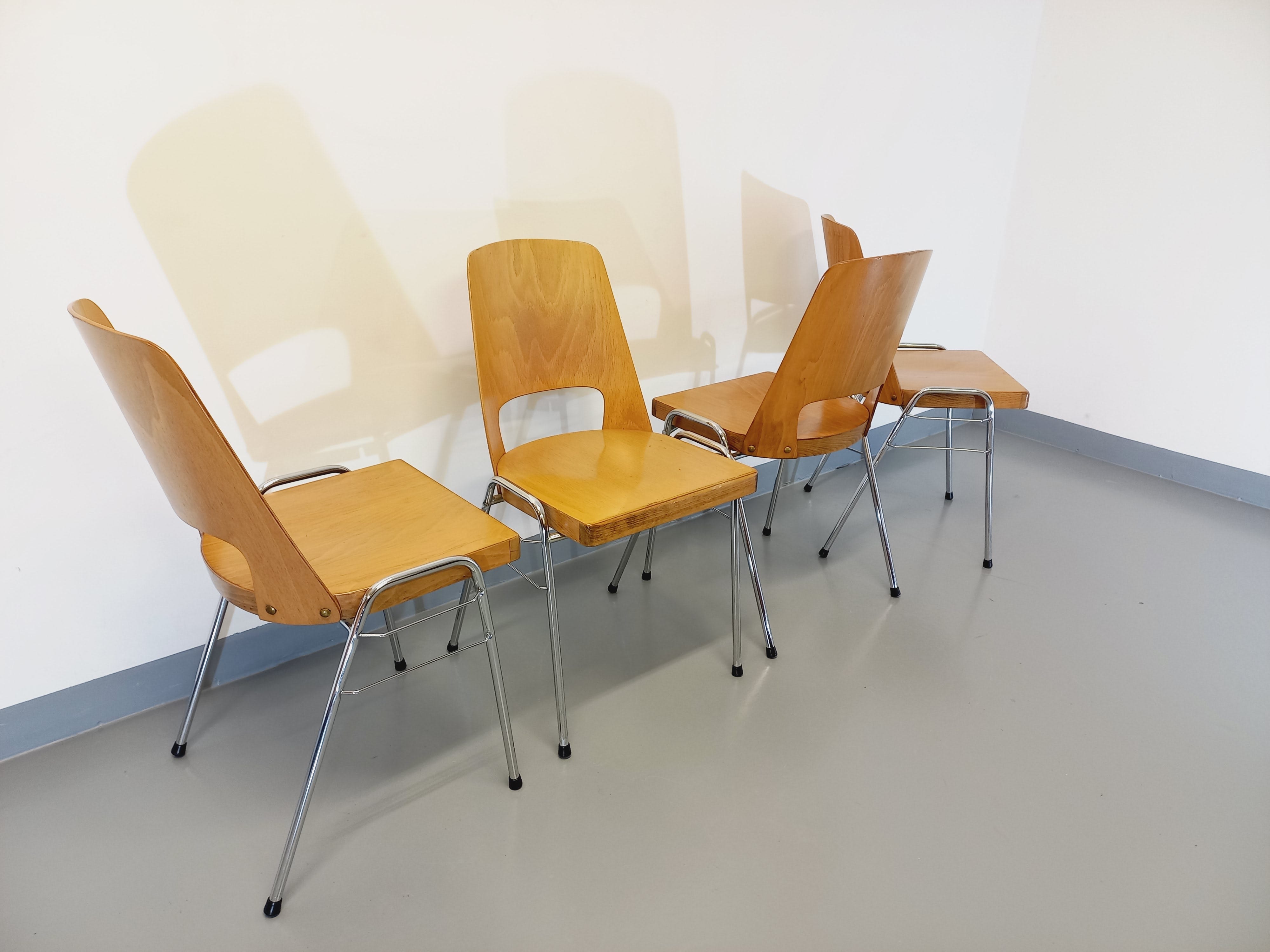 4 vintage stackable chairs model barrel Manhattan brand Baumann brand 70s