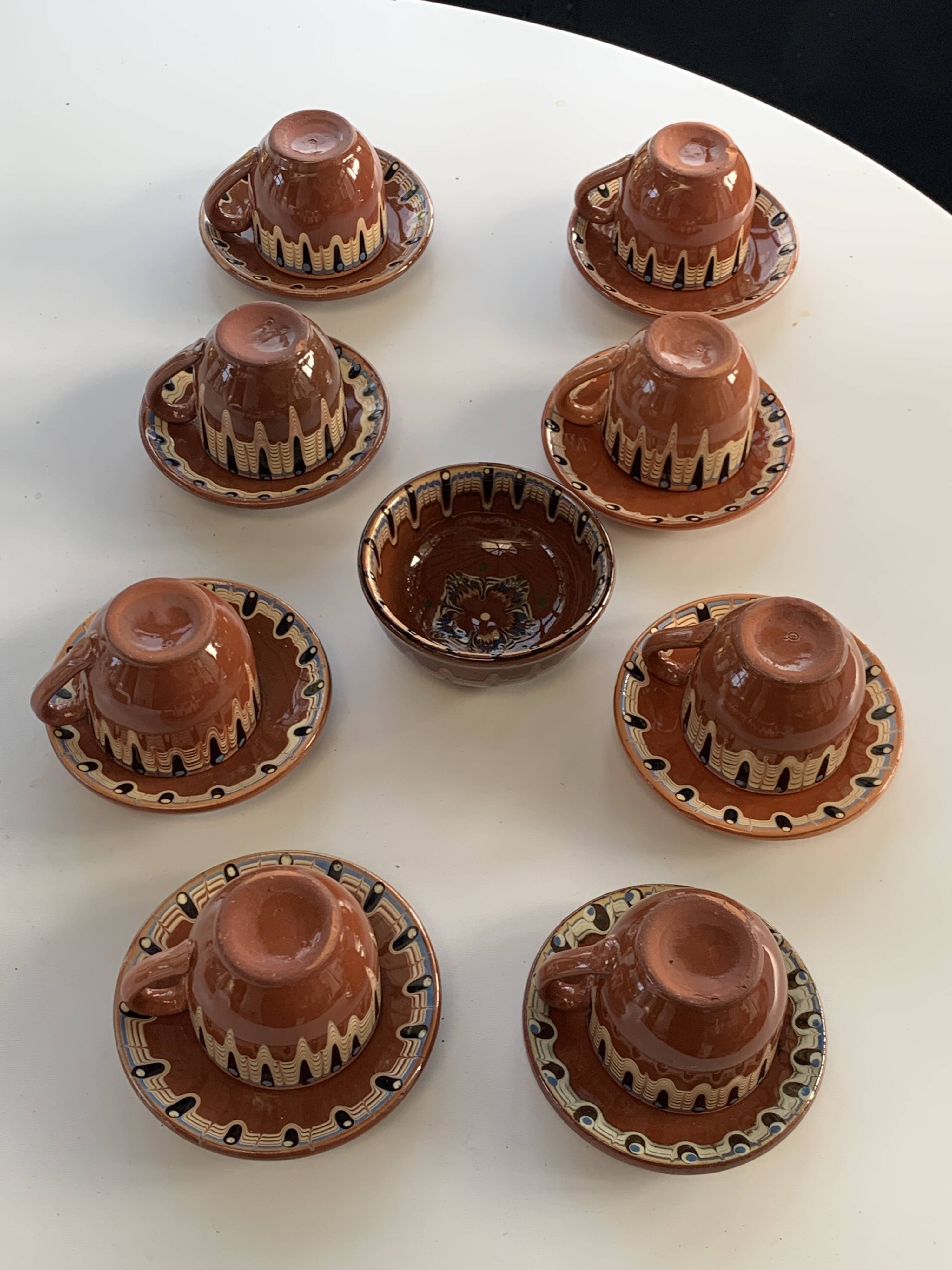 Coffee service composed of 17 pieces, 8 cups, 8 saucers and a sugar bowl, artisanal
