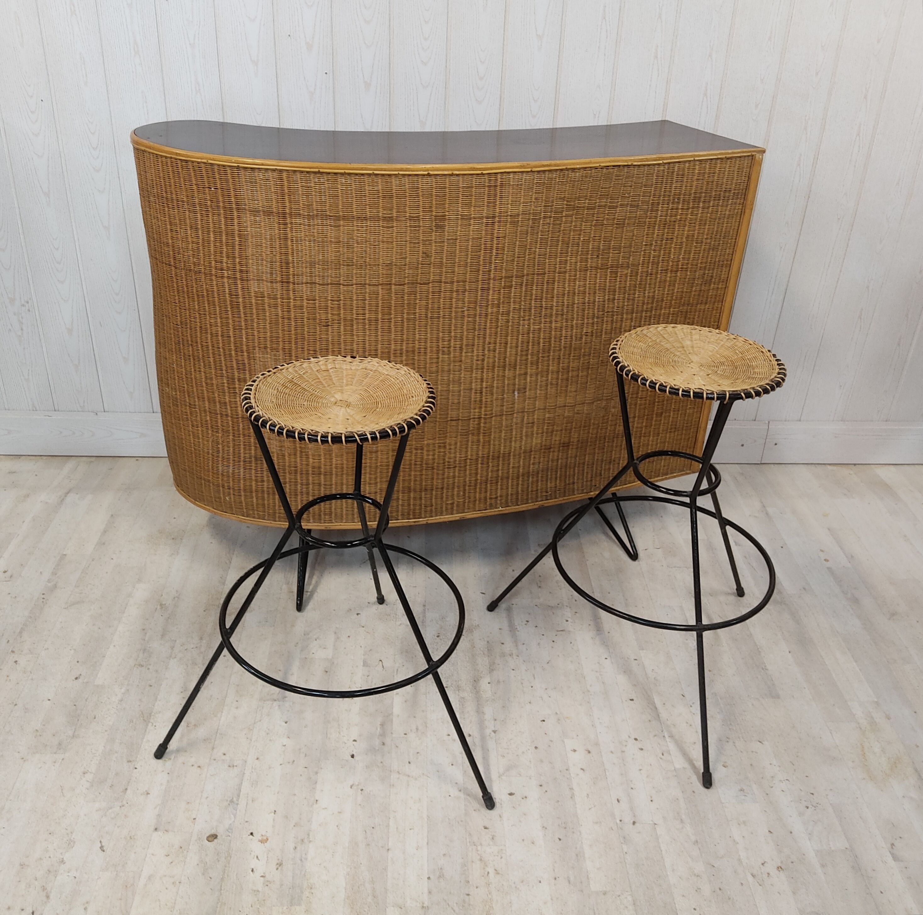 Vintage wicker bar and its two stools