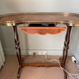 Kidney table with marquetry with bronze gallery