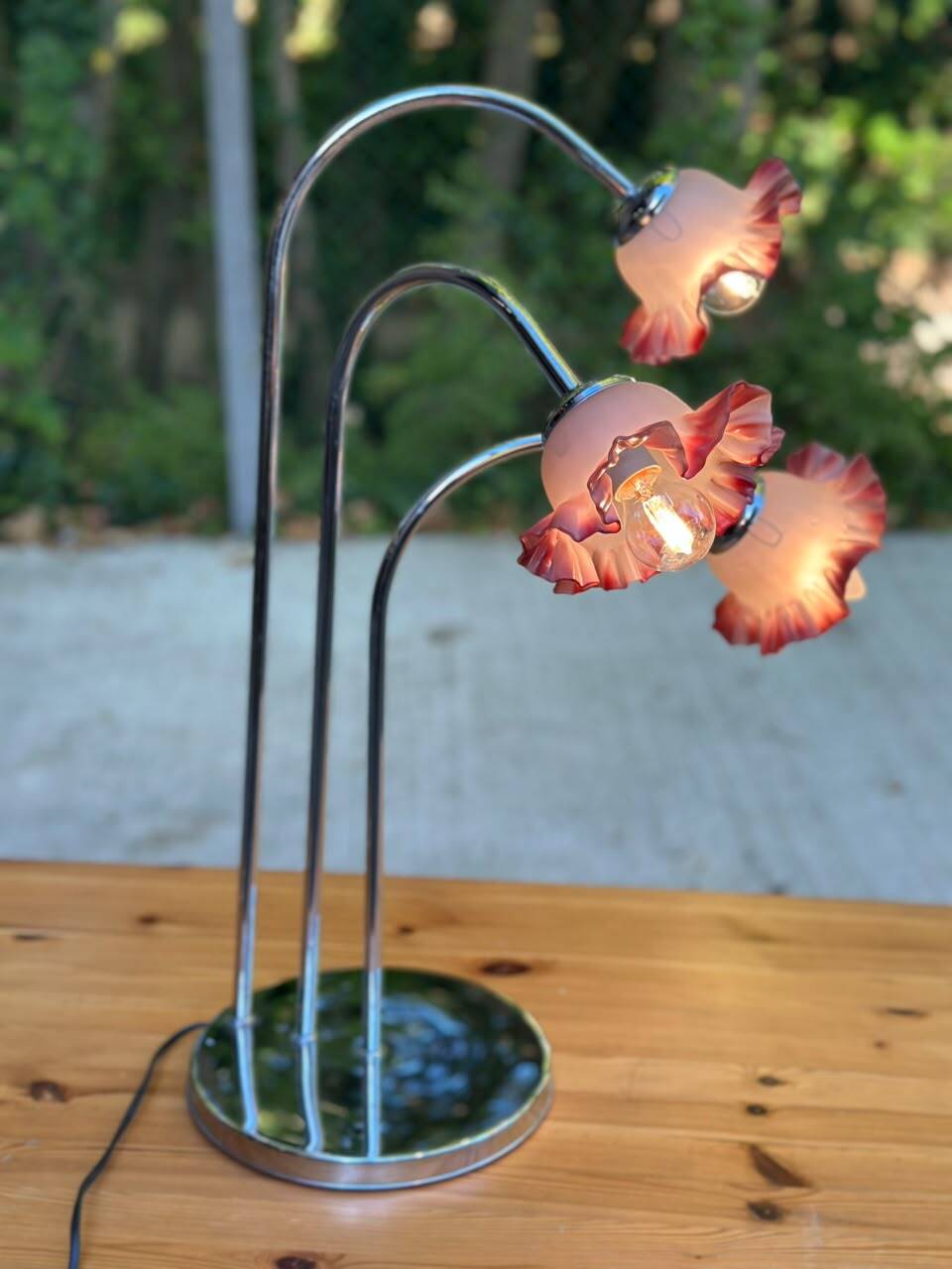 Hollywood Regency flower lamp in chrome steel and glass from the 1970s.