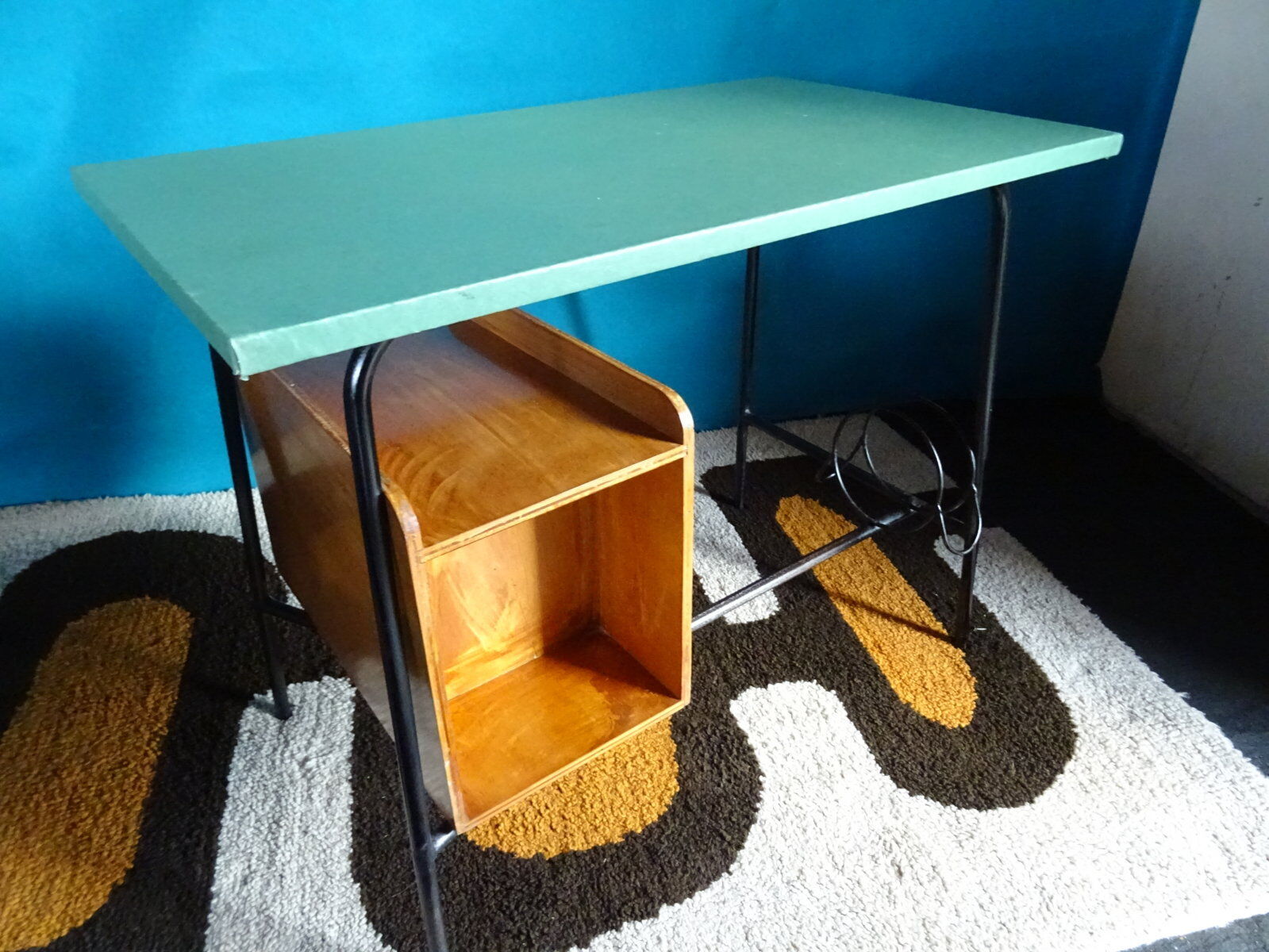 Desk hanging drawers and chair