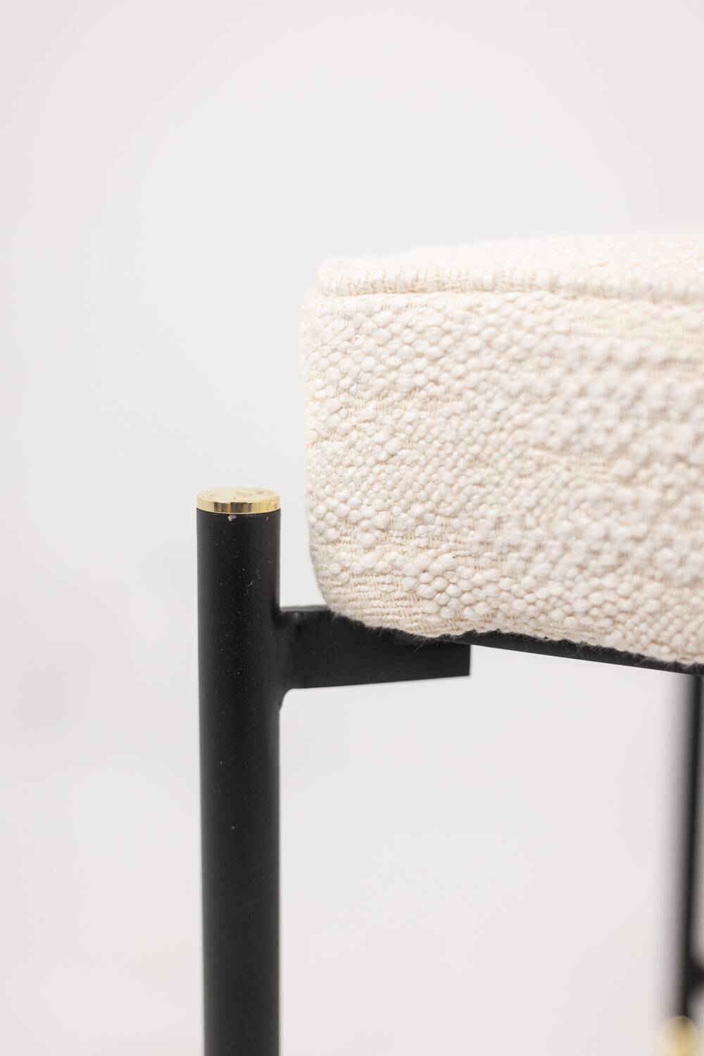 Pair of white benches, in lacquered and gilded metal. 2000s.