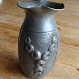 Vase en étain art déco