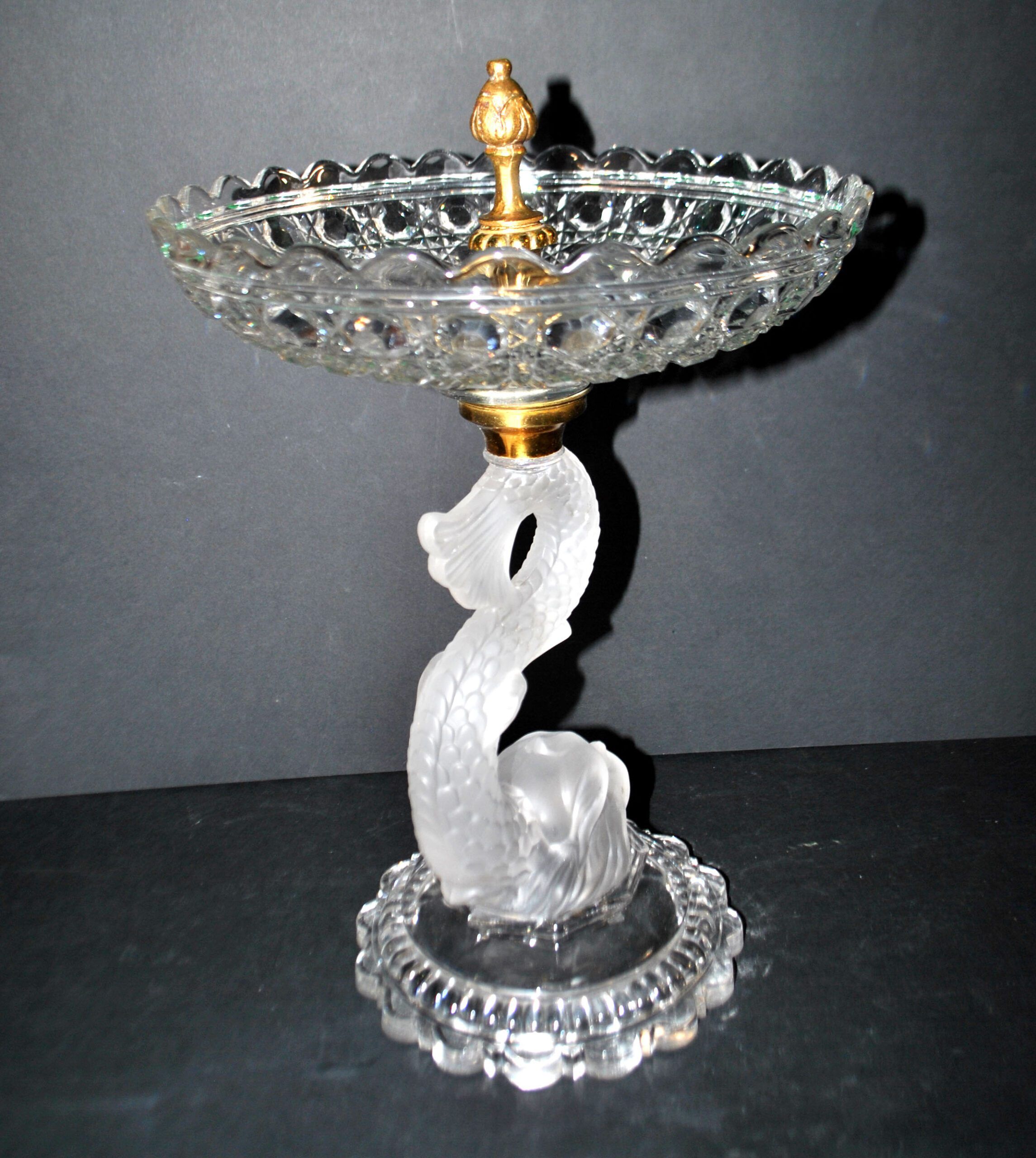 Baccarat coupe sur pied dauphin guéridon diamant pierreries en cristal signé