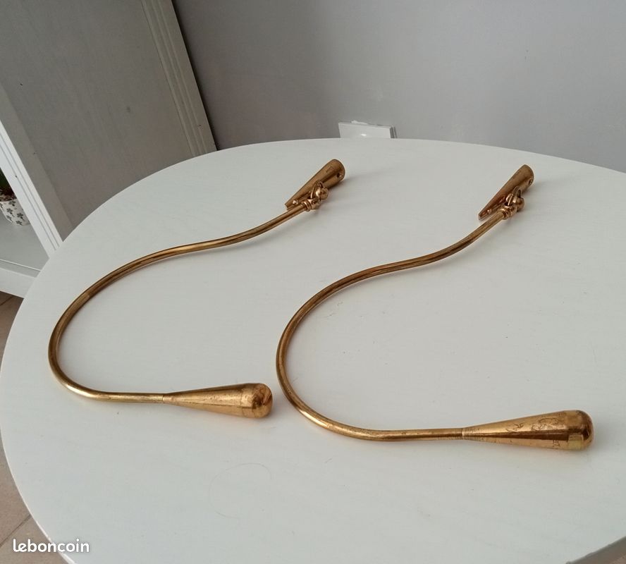 Pairs of vintage hooks in solid golden brass
