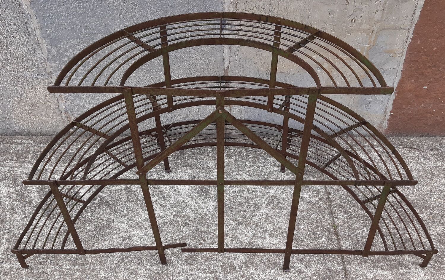 Half-moon plant holder