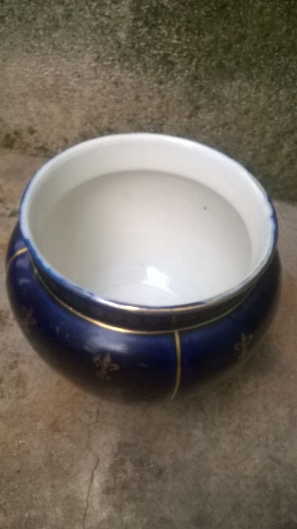 Cache pot en faience ancienne