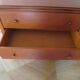 Elégante commode  en merisier – 3 tiroirs –Années 80