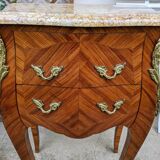 Ancienne petite commode galbée en marqueterie bois de rose style Louis XV