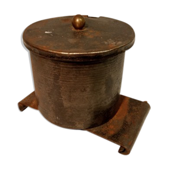 Iron pot