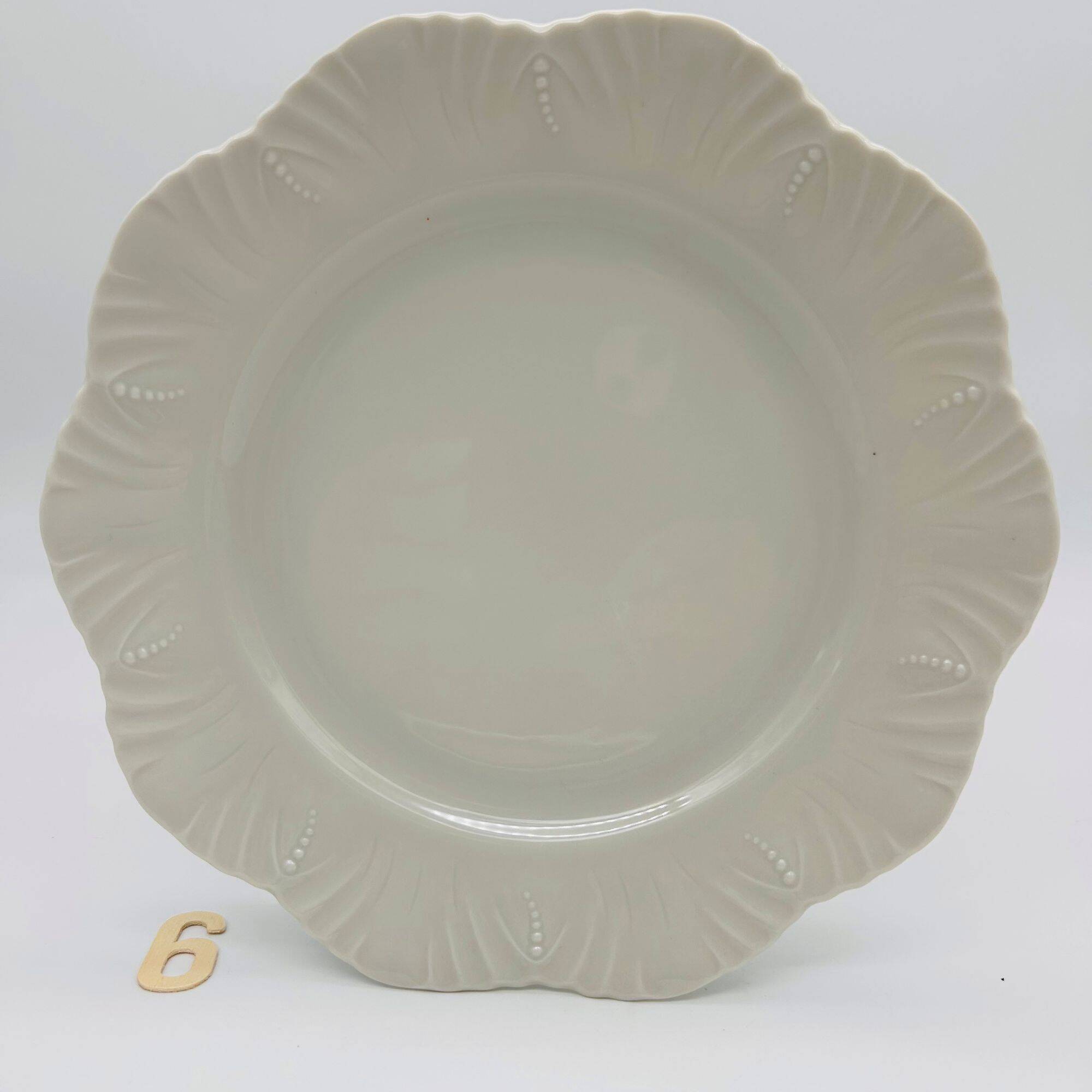 6 flat plates made of Limoges porcelain.