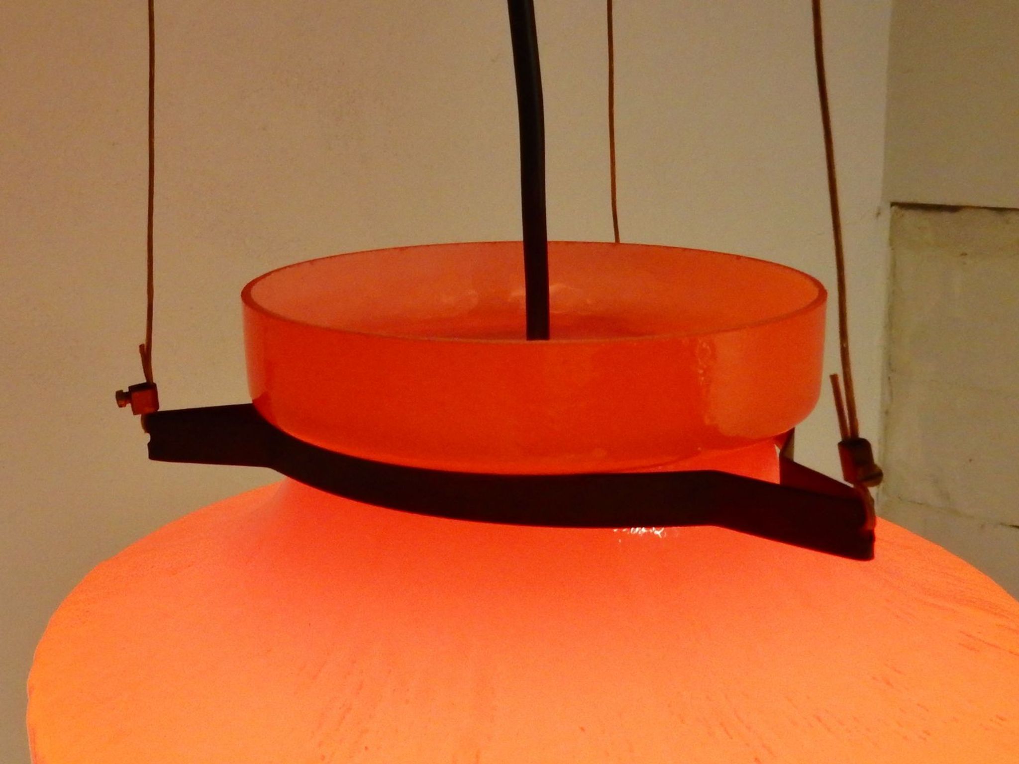 Suspension structure ondulée en verre orange 1970s