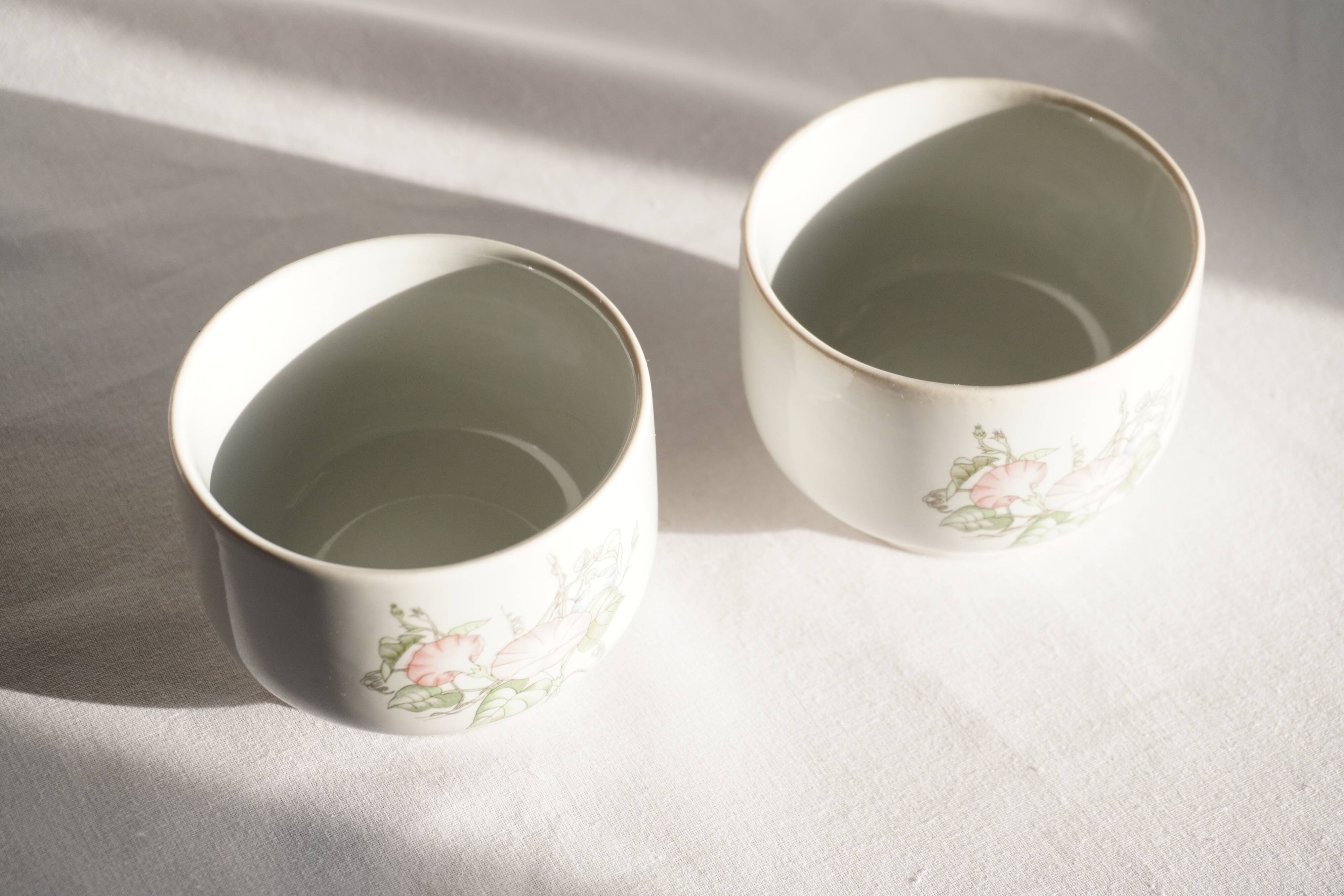 Set of 2 porcelain teacups with floral decorations, Korea