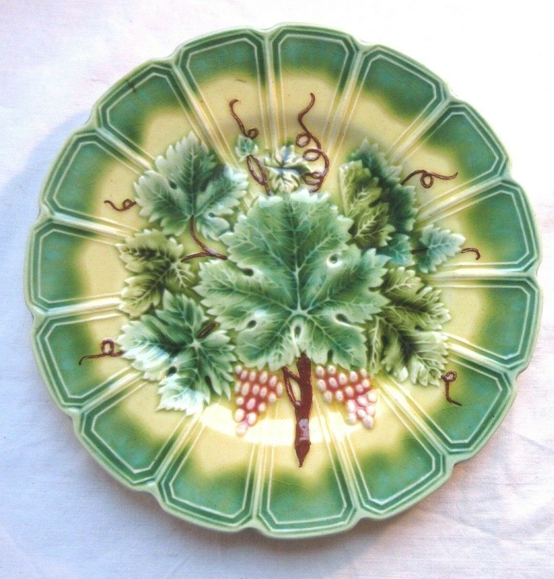 Art Nouveau plate, Majolica Sarreguemines: Vine leaves and grapes