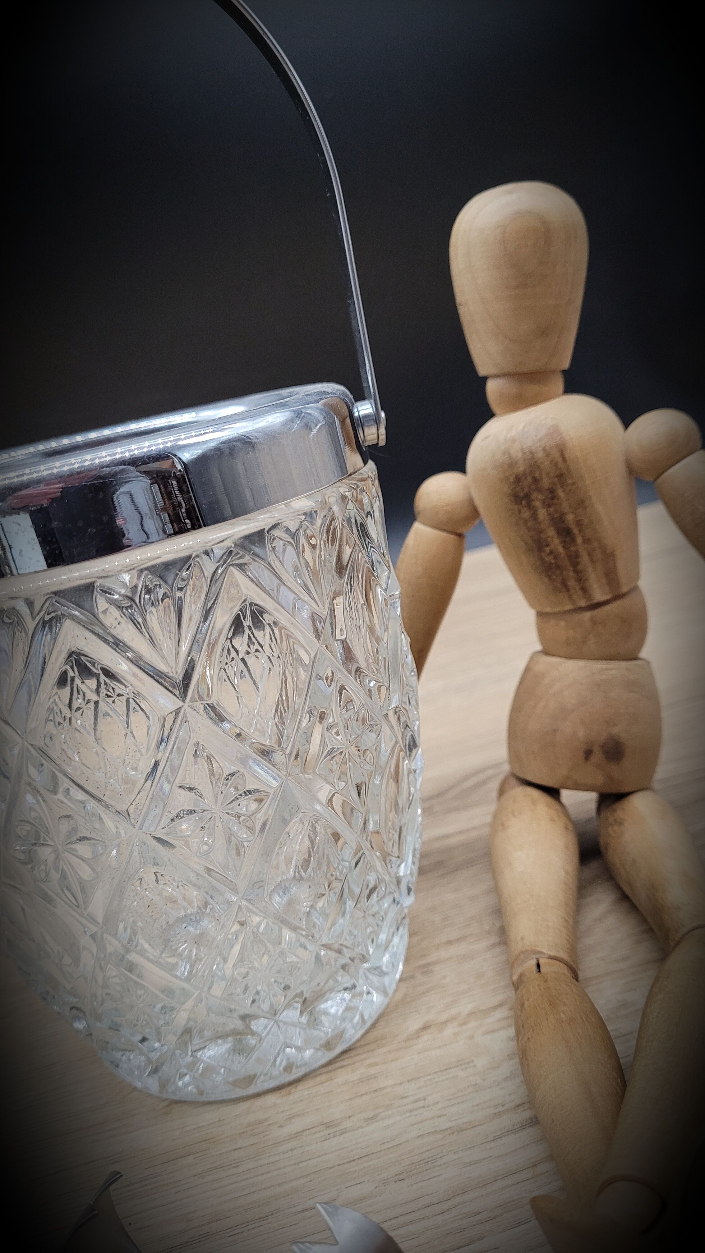 Ice bucket chiseled glass