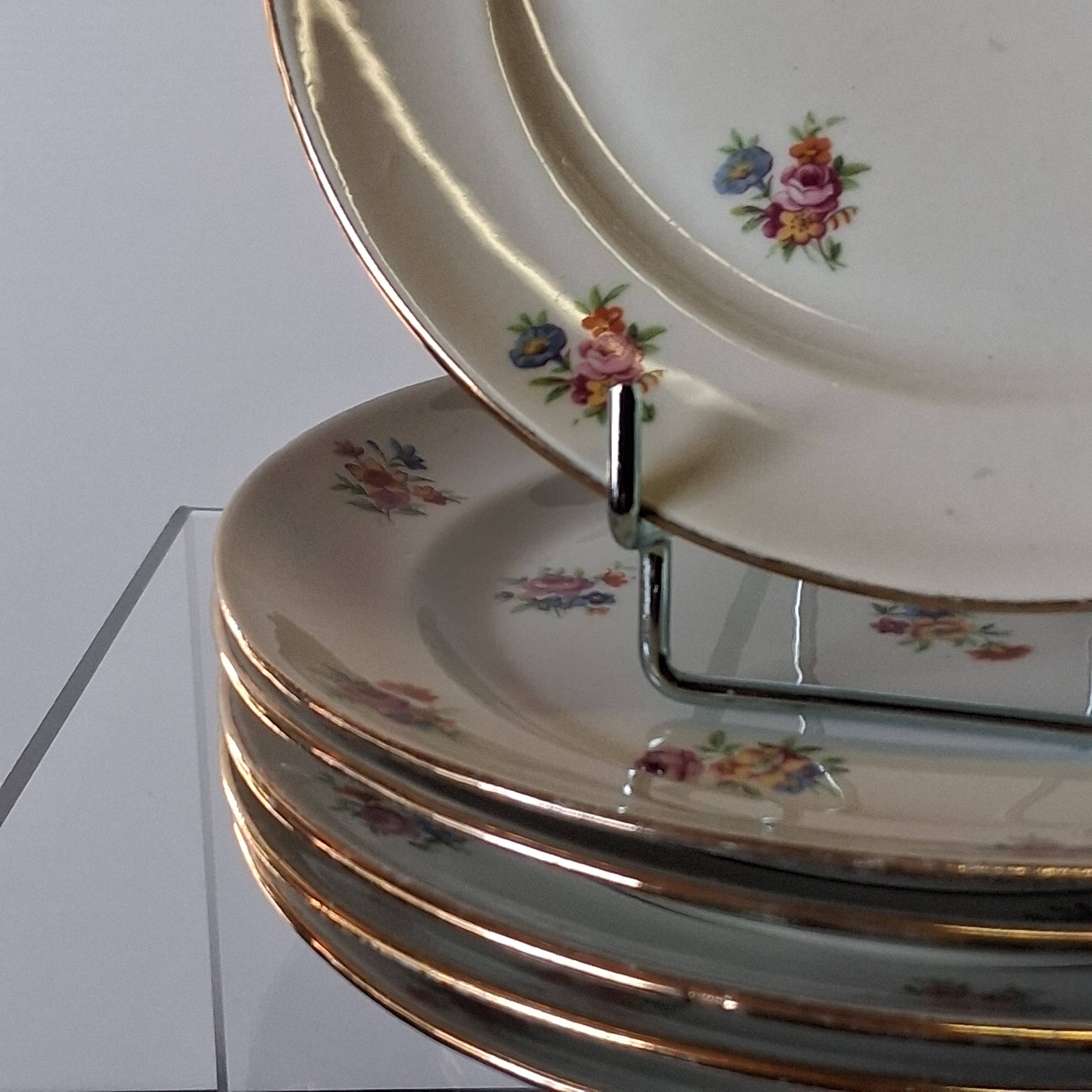 6 dessert plates in French porcelain in good condition.