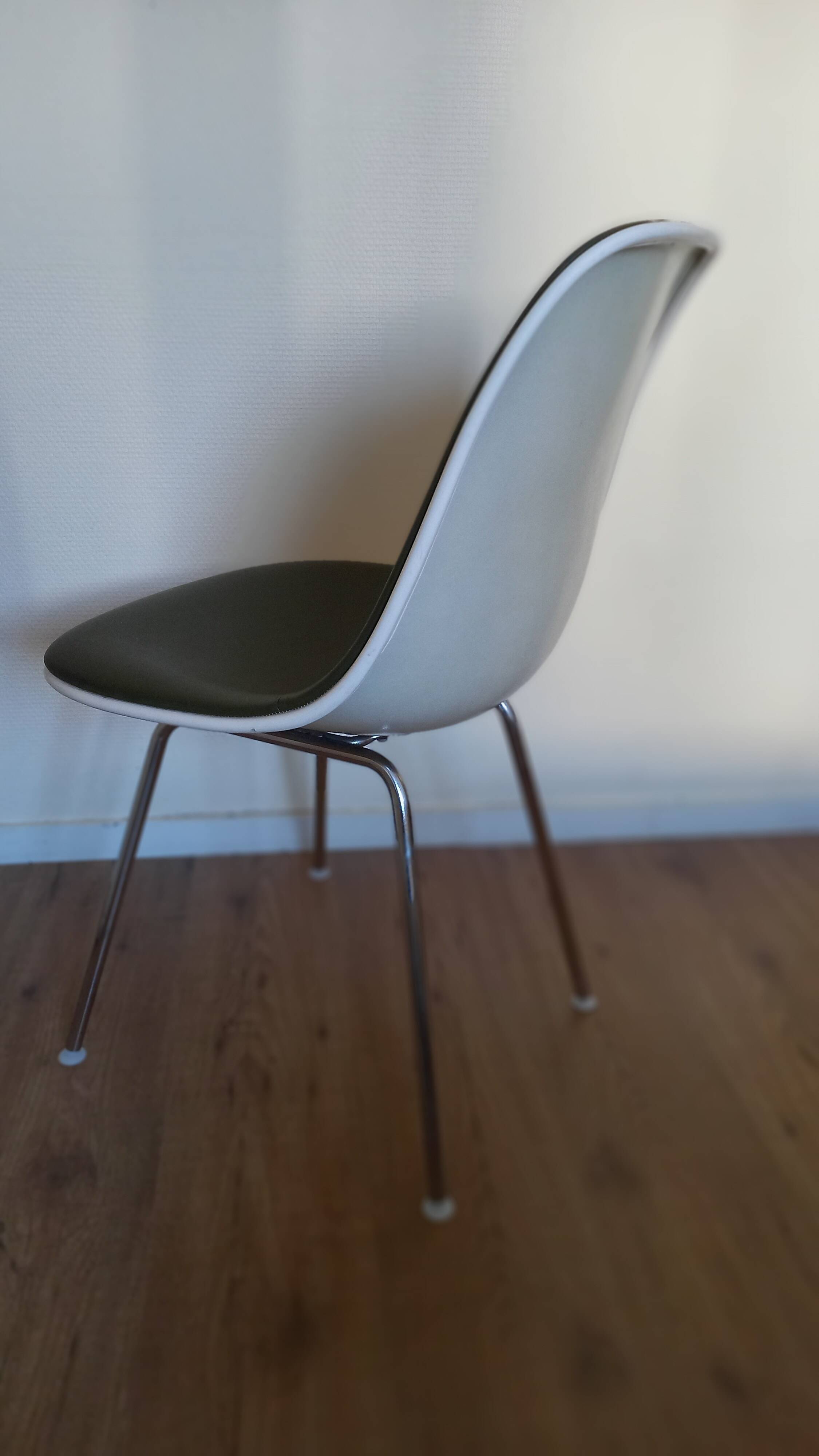 DSX chair by Eames Herman Miller edition