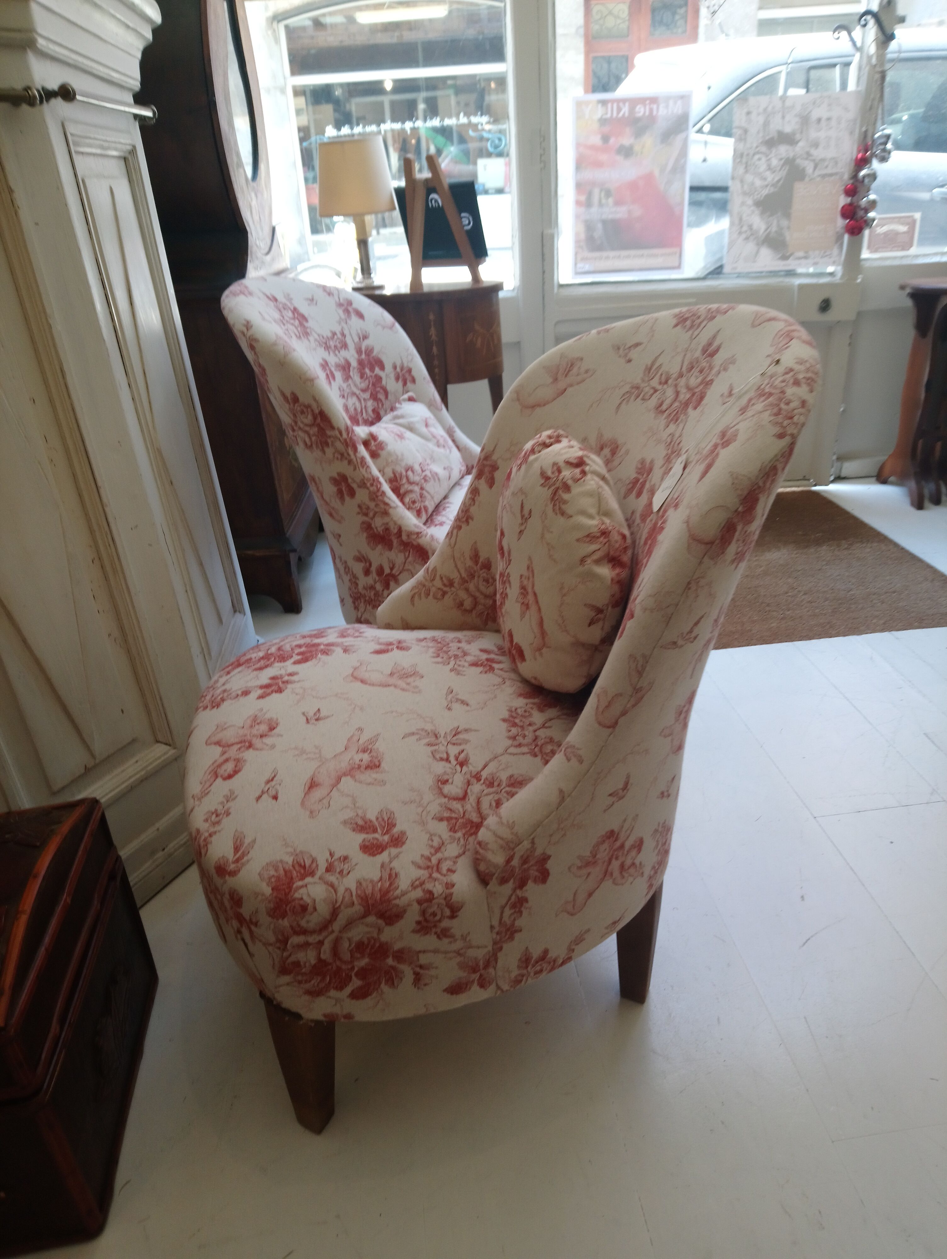 Pair of chairs toads