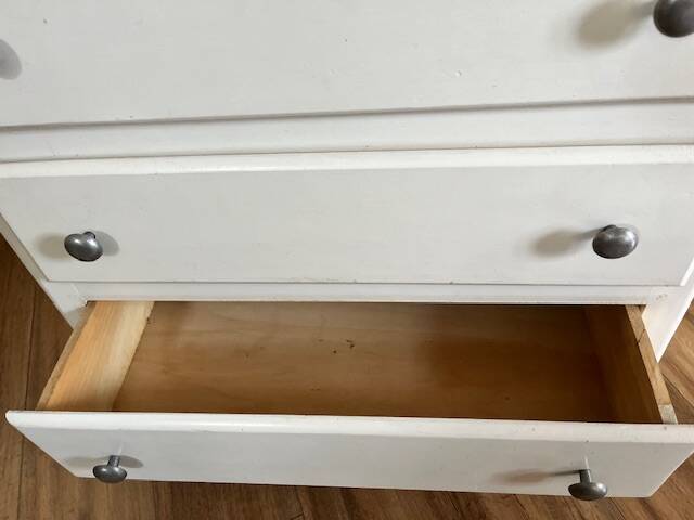 White chest of drawers