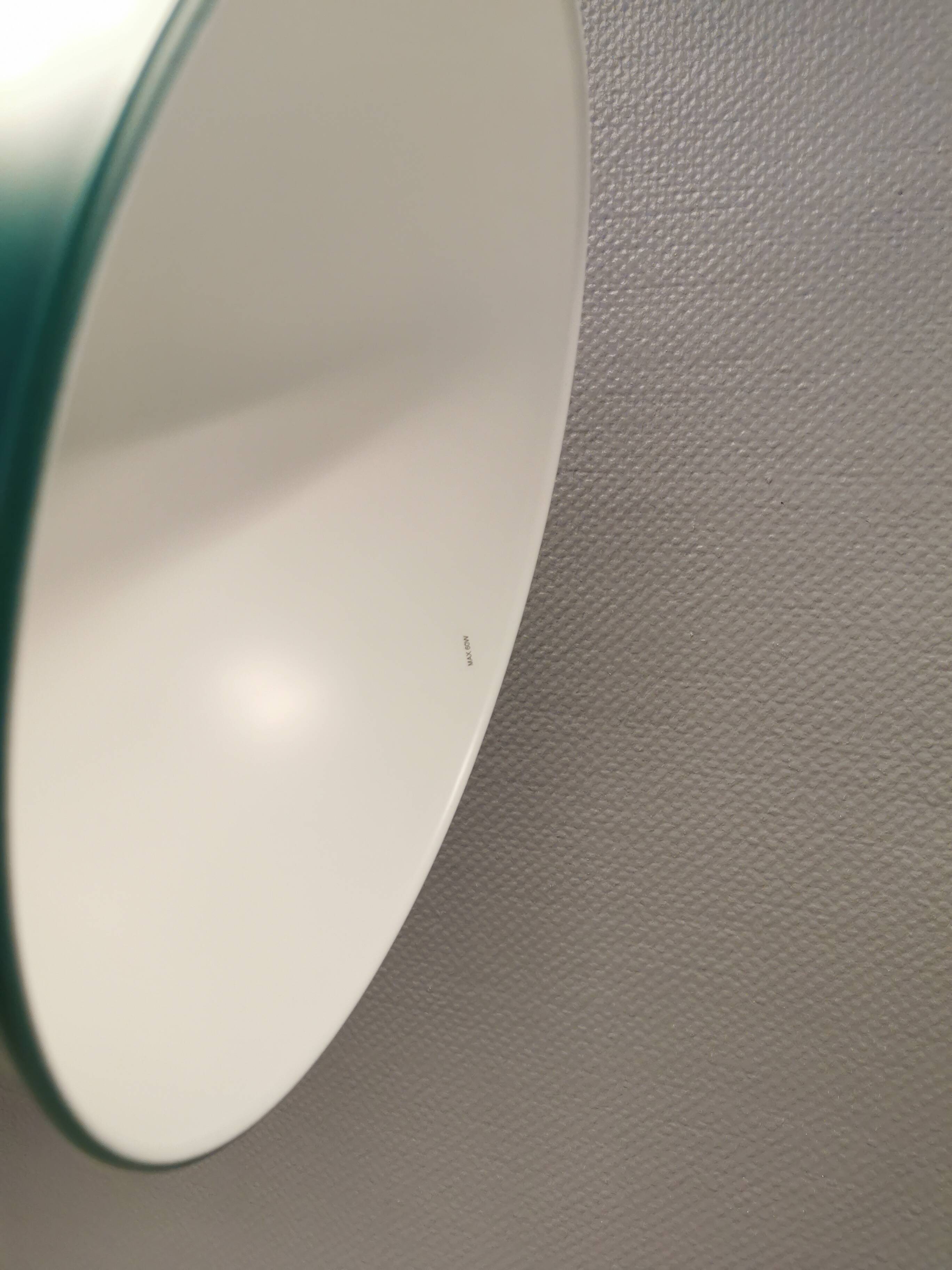 Une belle suspension industrielle en métal (pas en aluminium) de belle couleur verte