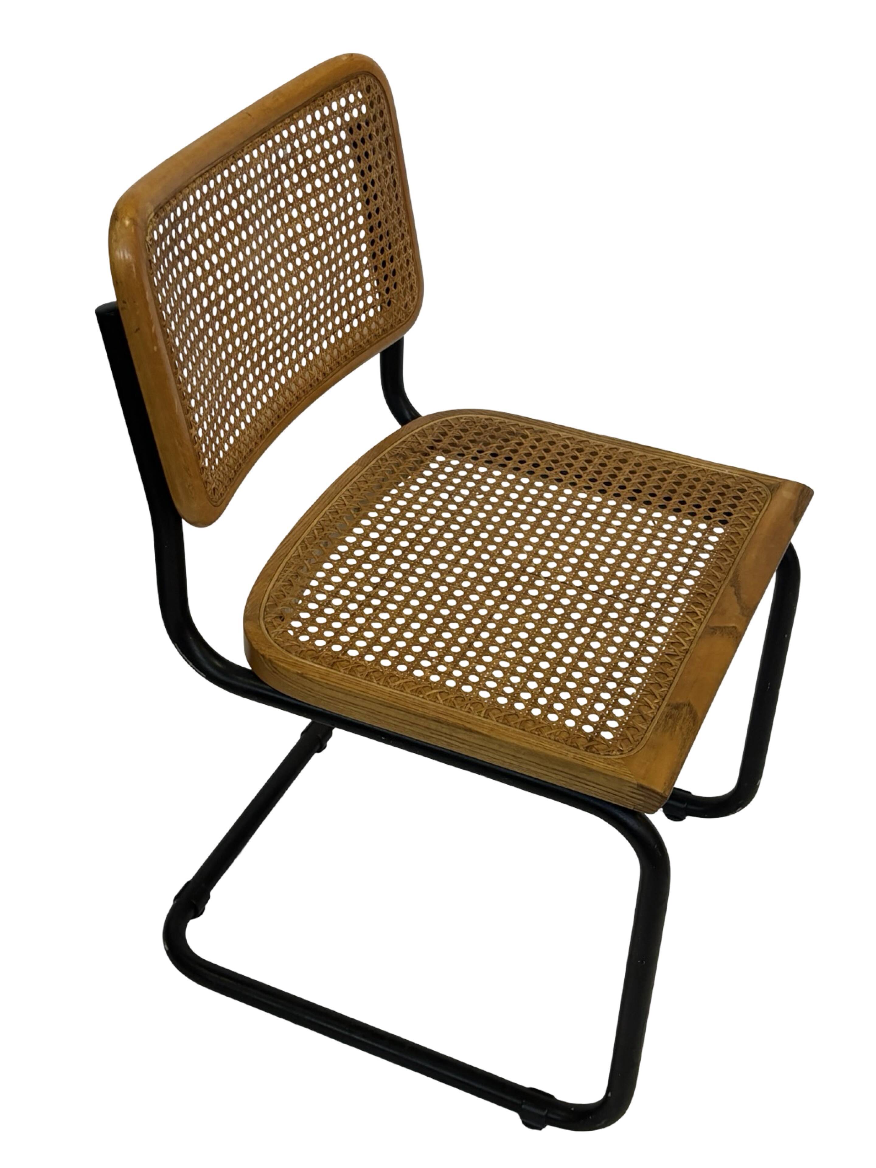 Ensemble de 4 chaises Cesca B32 conçues par Marcel Breuer, cadre noir.