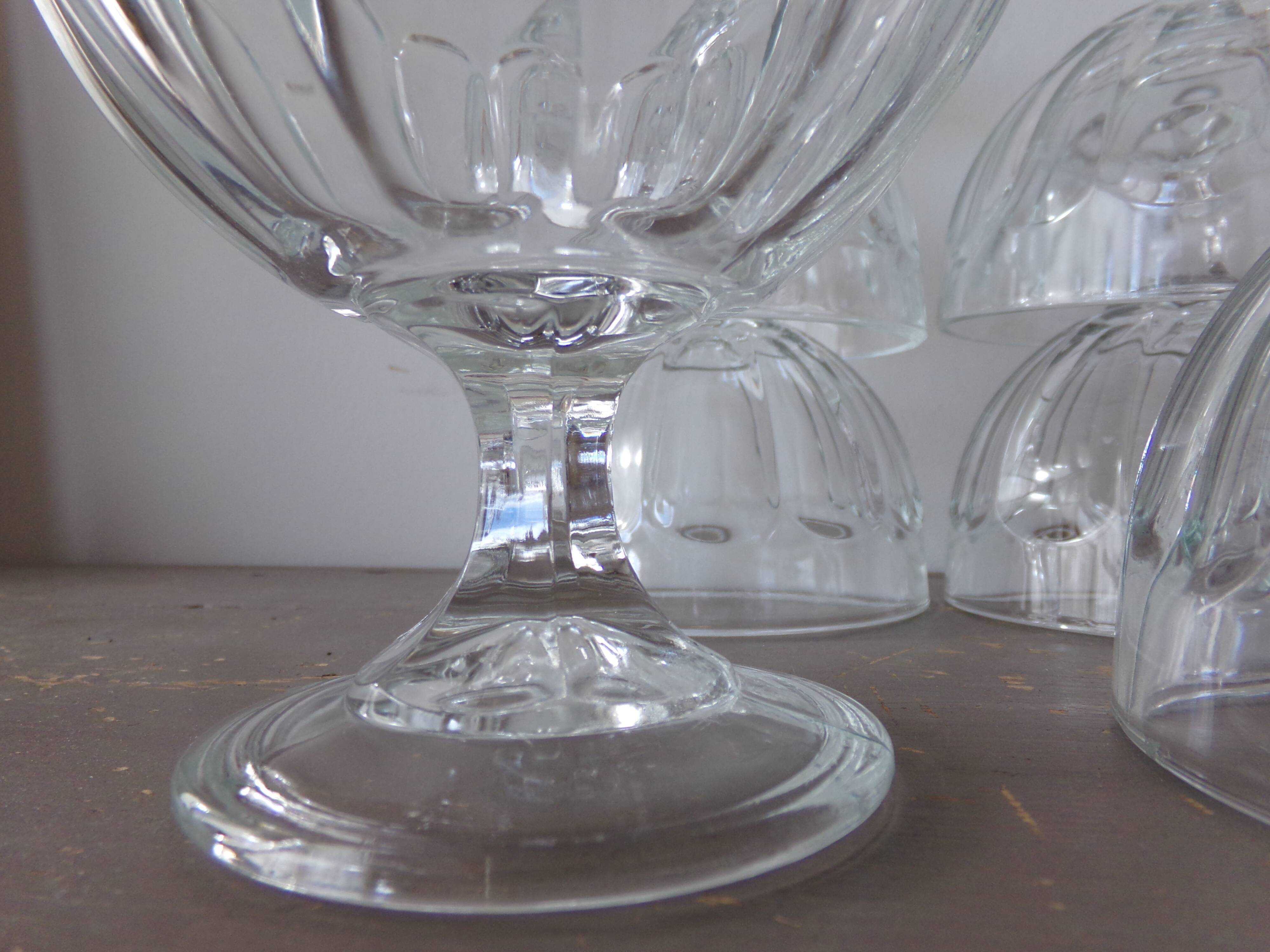 6 ice cream or dessert cups on foot