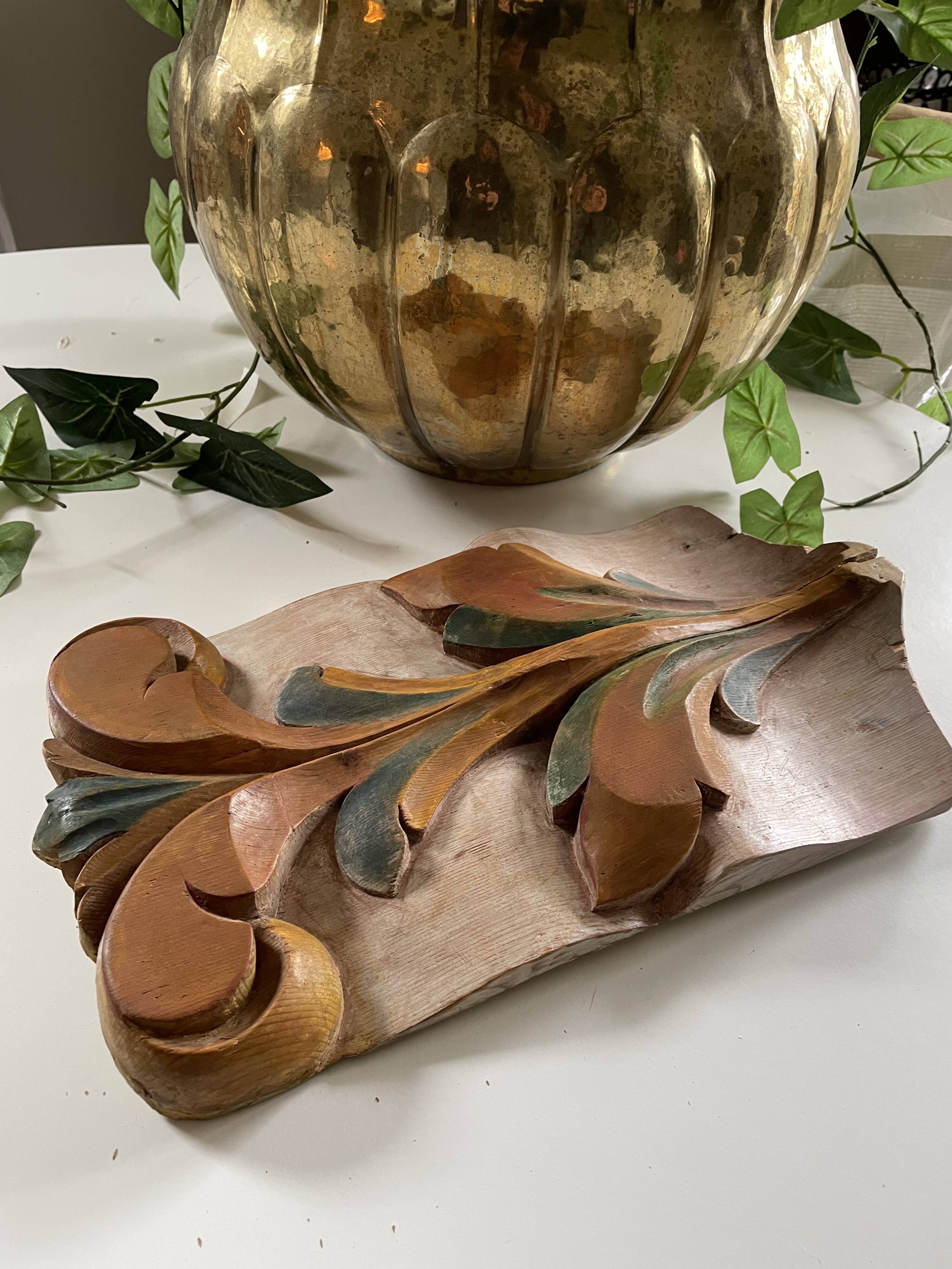 Panneau ancien en bois sculpté au décor de feuillage