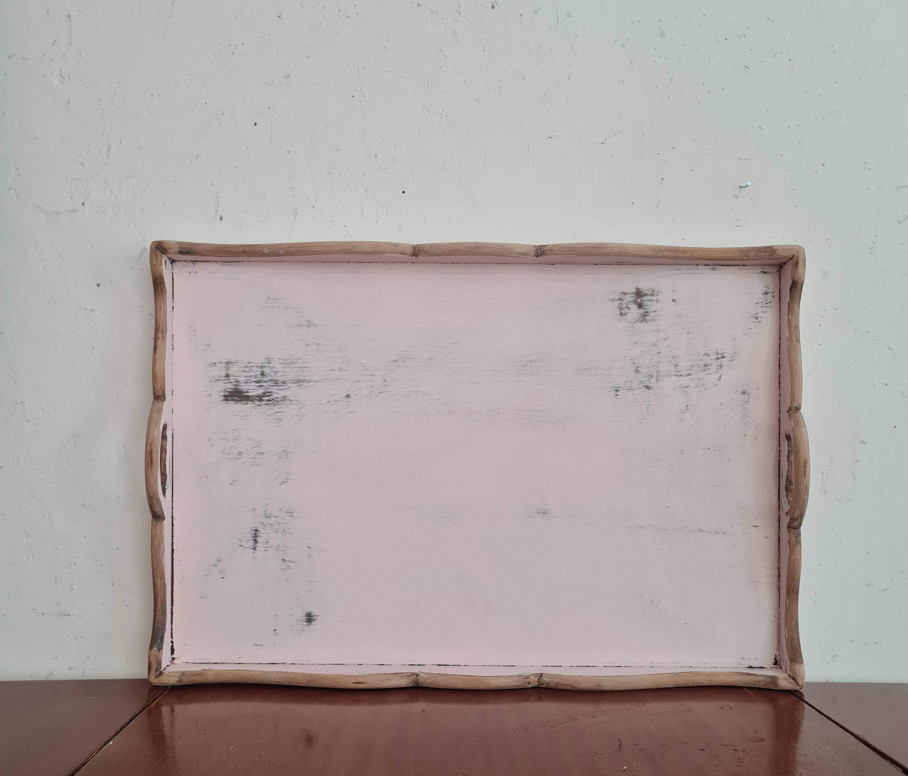 Presentation tray in raw and pink wood