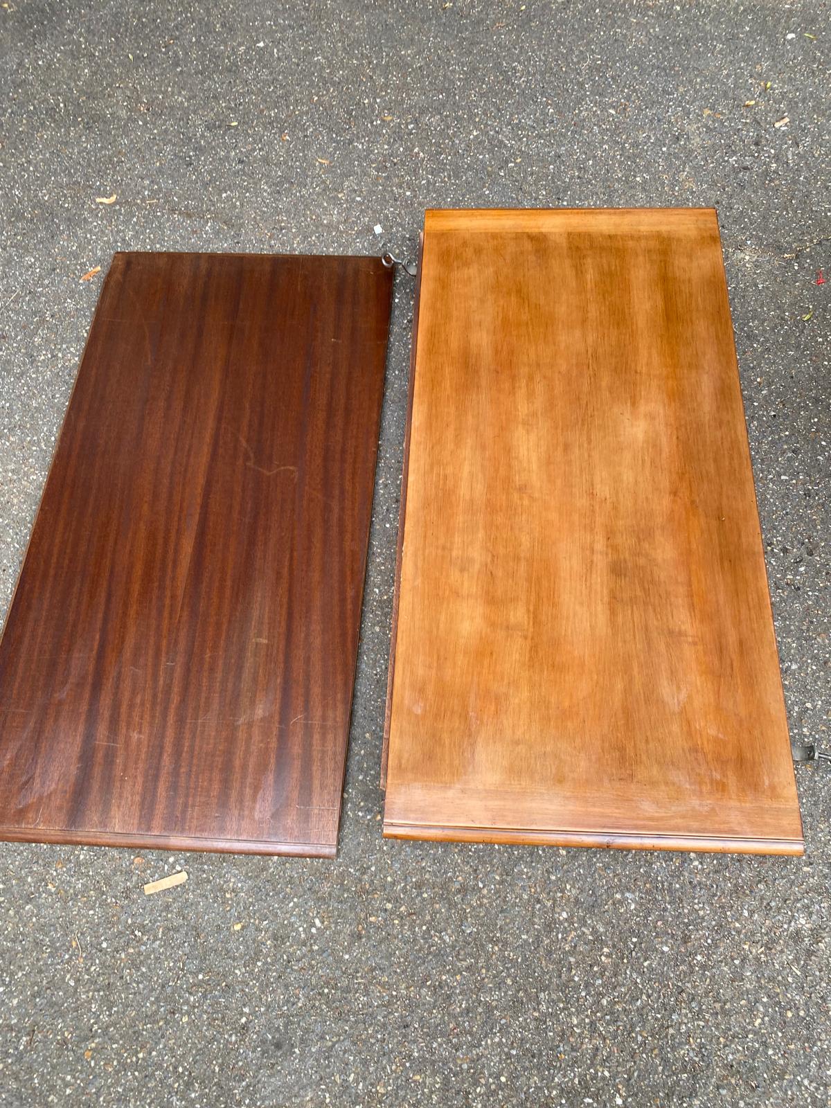 Round extendable dining table Louis XV in solid wood from the 1960s.