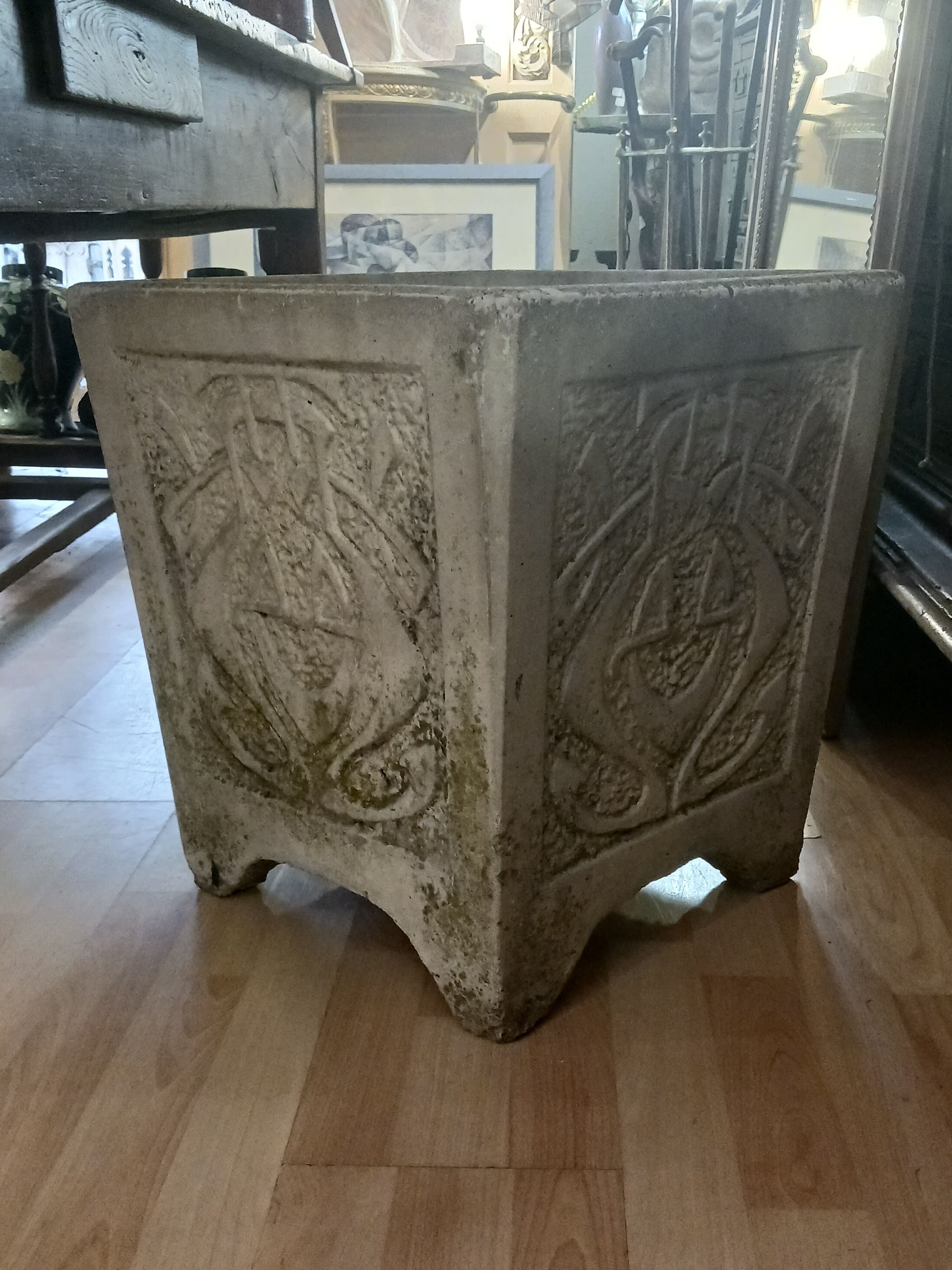 Jardinière en Béton début XX eme au motif Art Nouveau