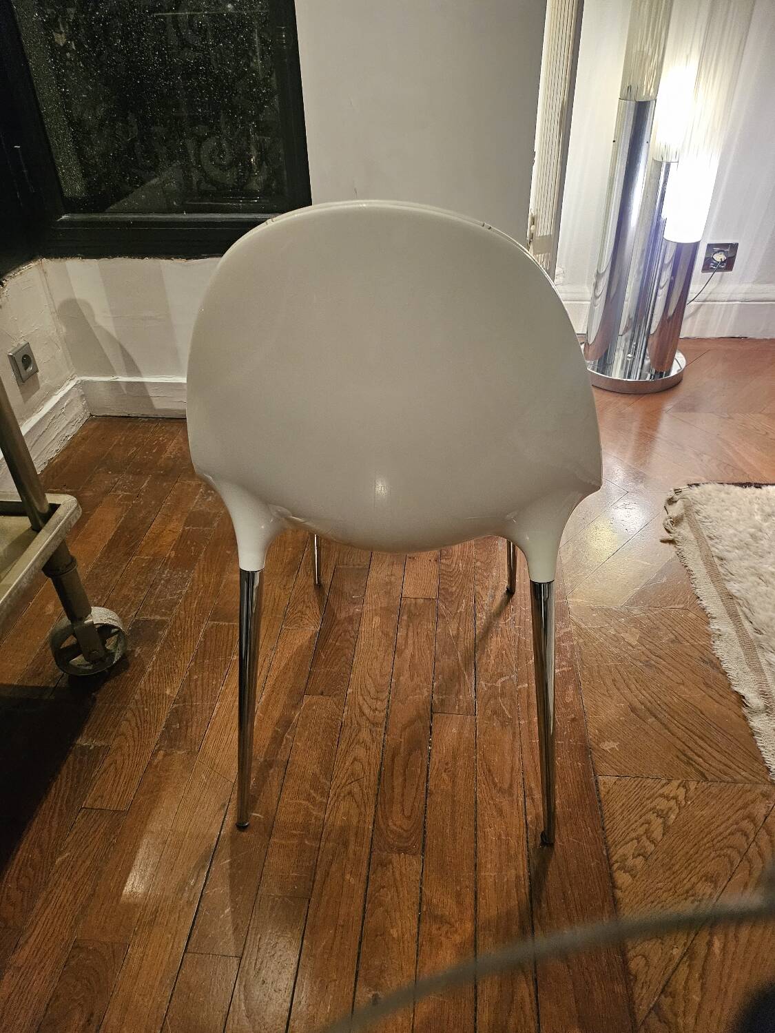 6 chaises Cassina 4 blanches 2 noires