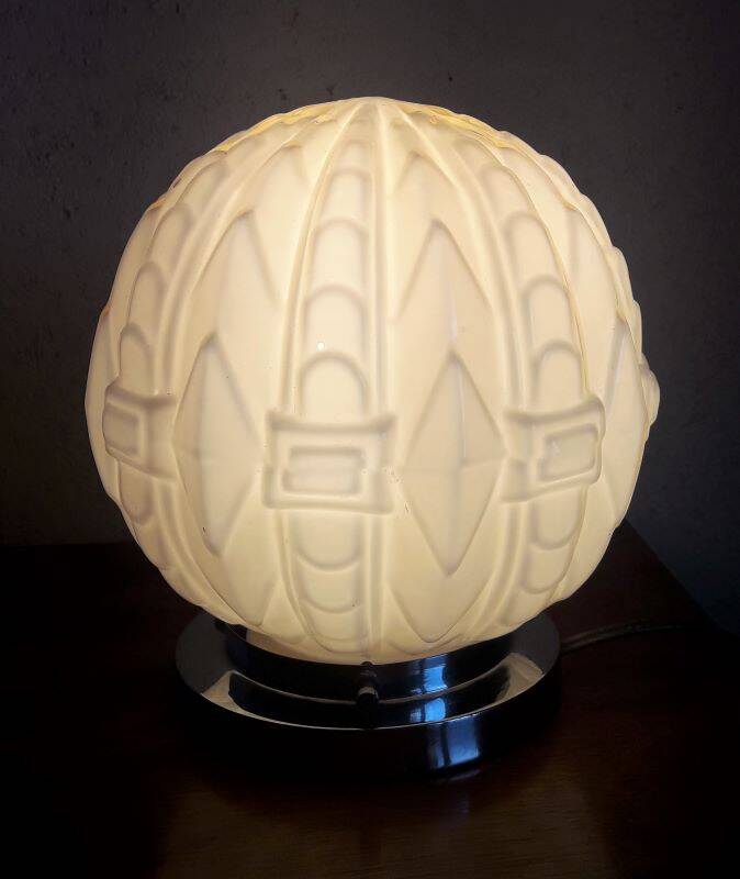 Authentic 20th-century Art Deco globe lamp in coloured glass.