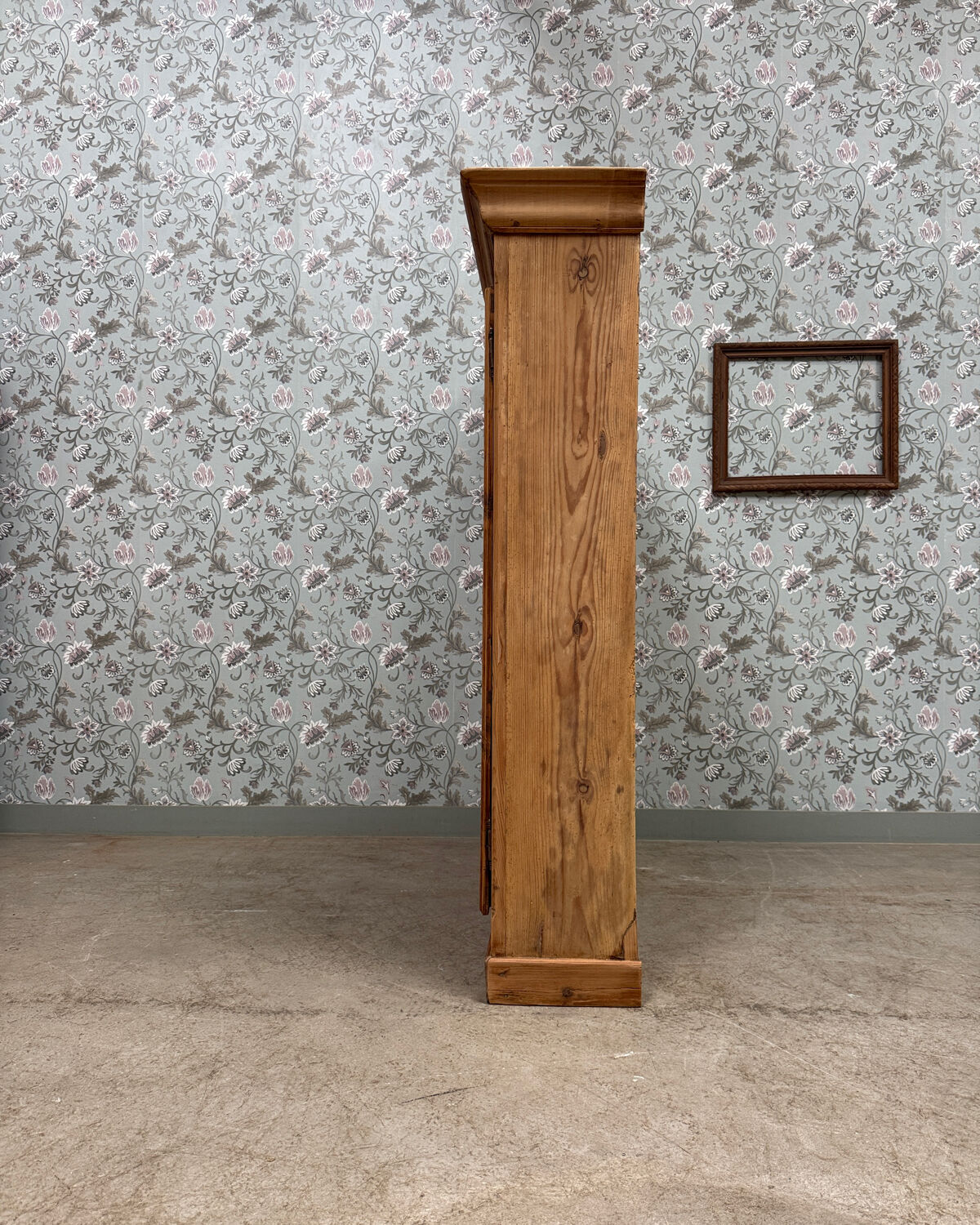 Chic display cabinet in pine (renovated)