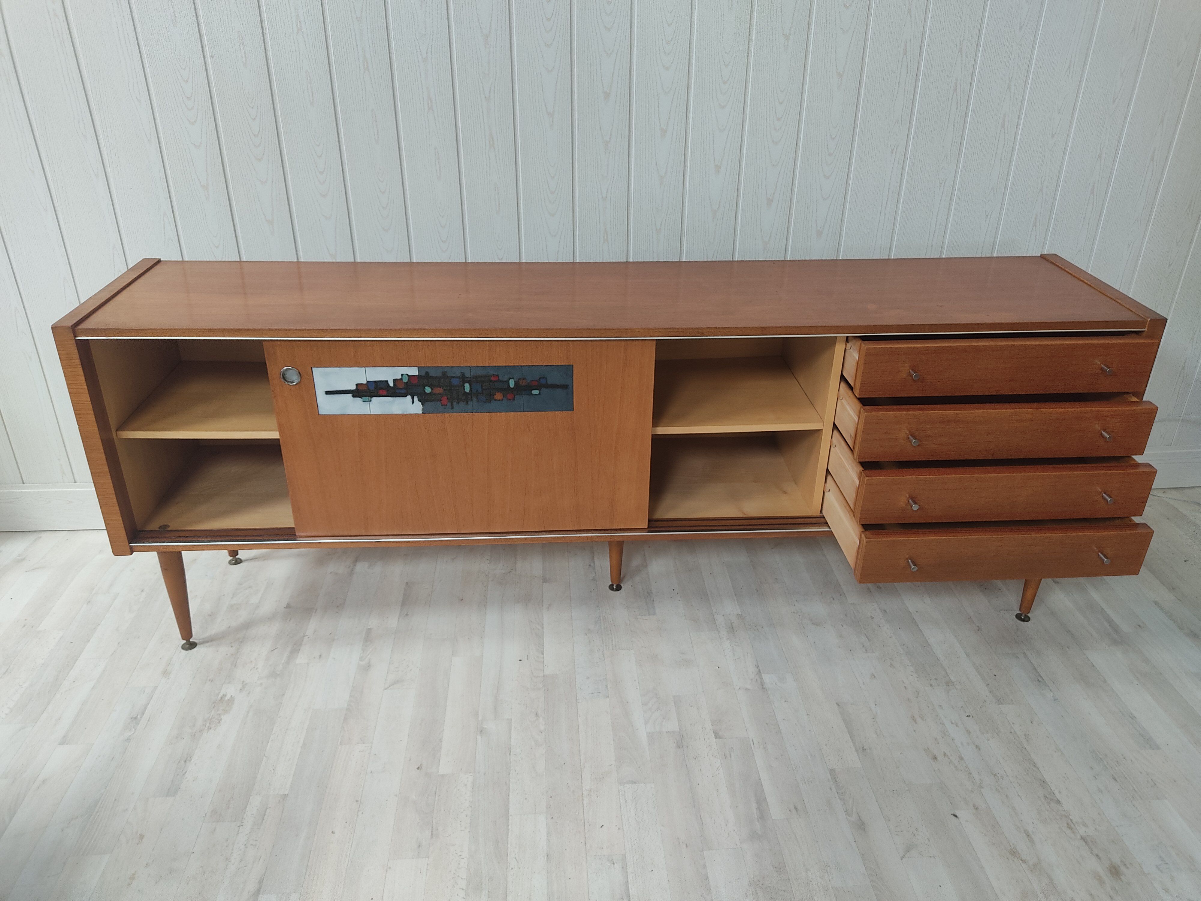 Vintage teak and ceramic décor