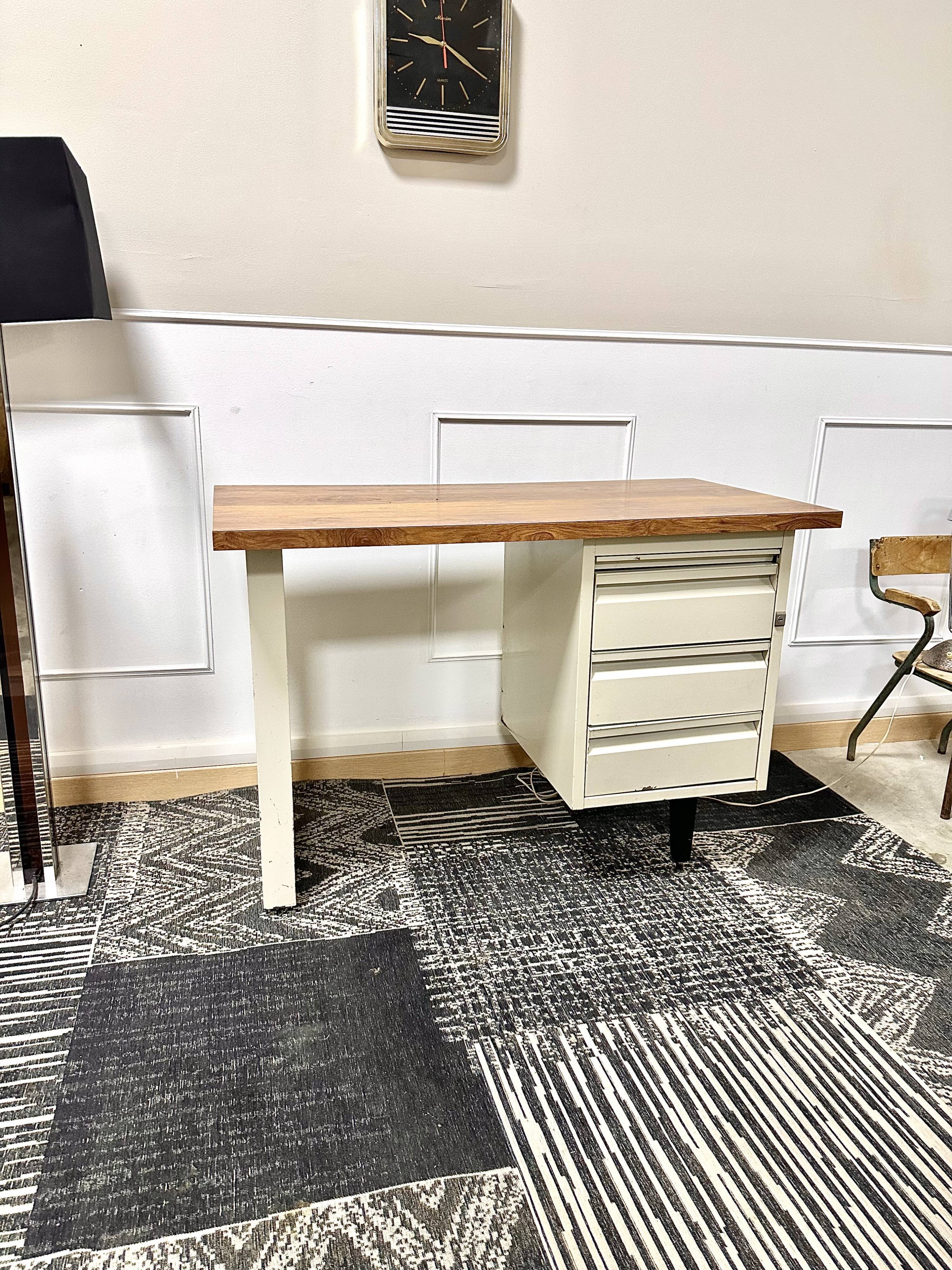 Strafor style metal desk