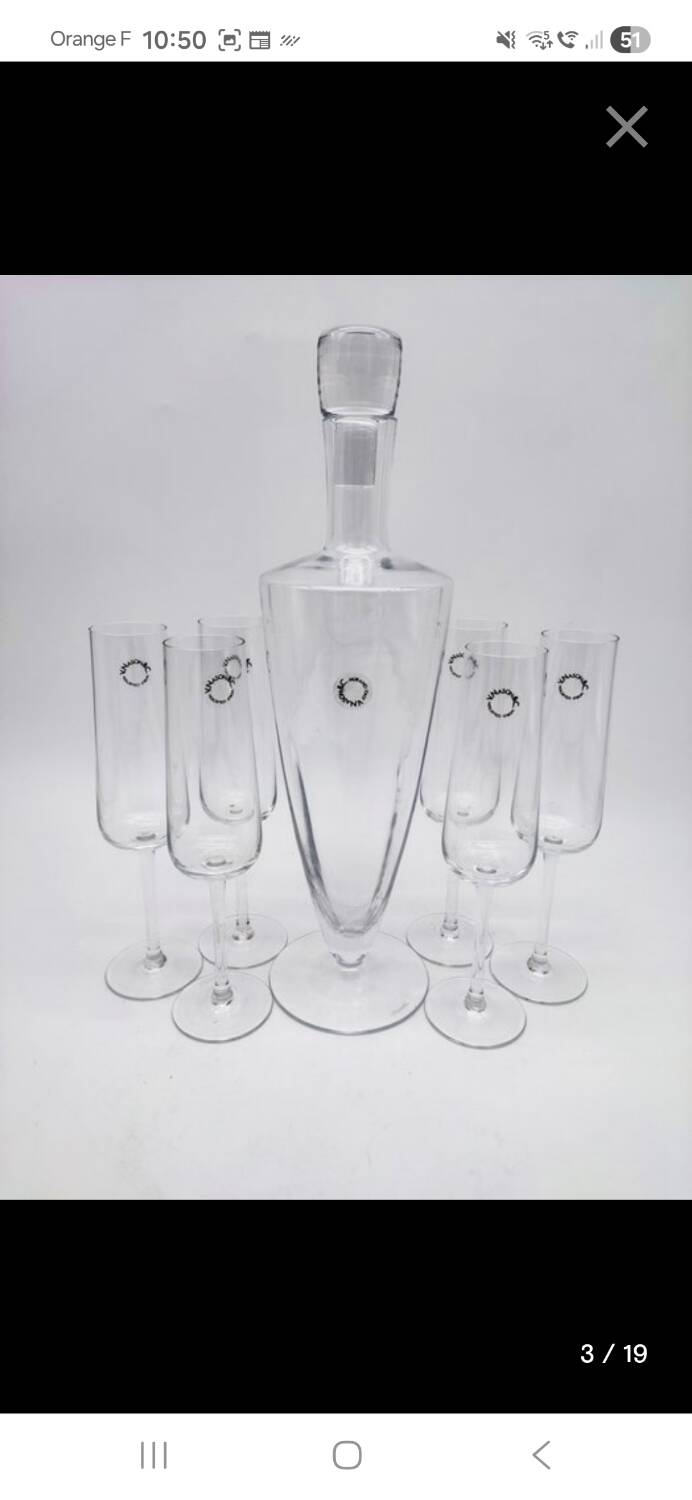Carafe and 6 stemmed glasses made of Murano glass.