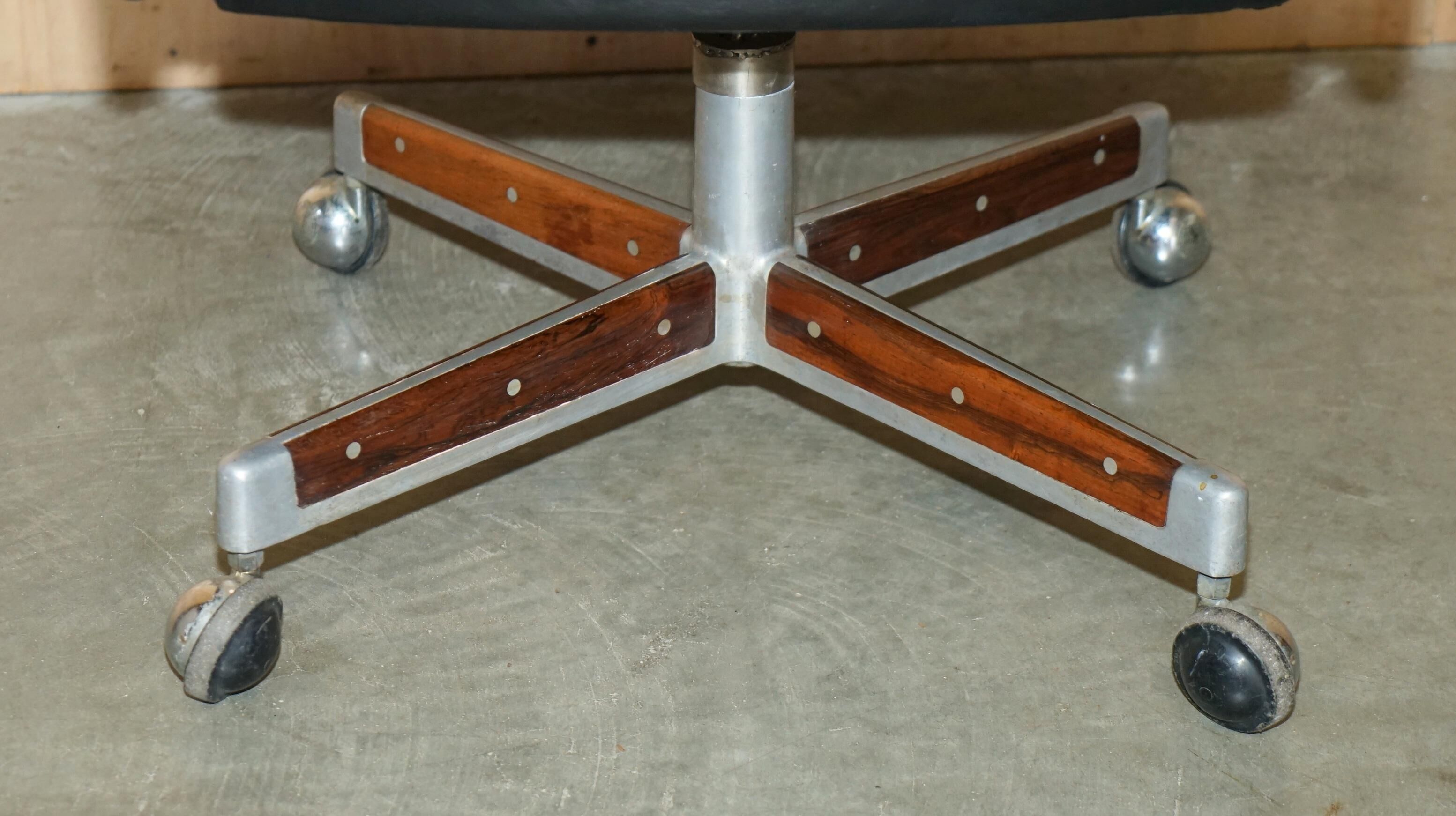 Executive office chair model 419 Arne Vodder for Sibast in hardwood and leather.