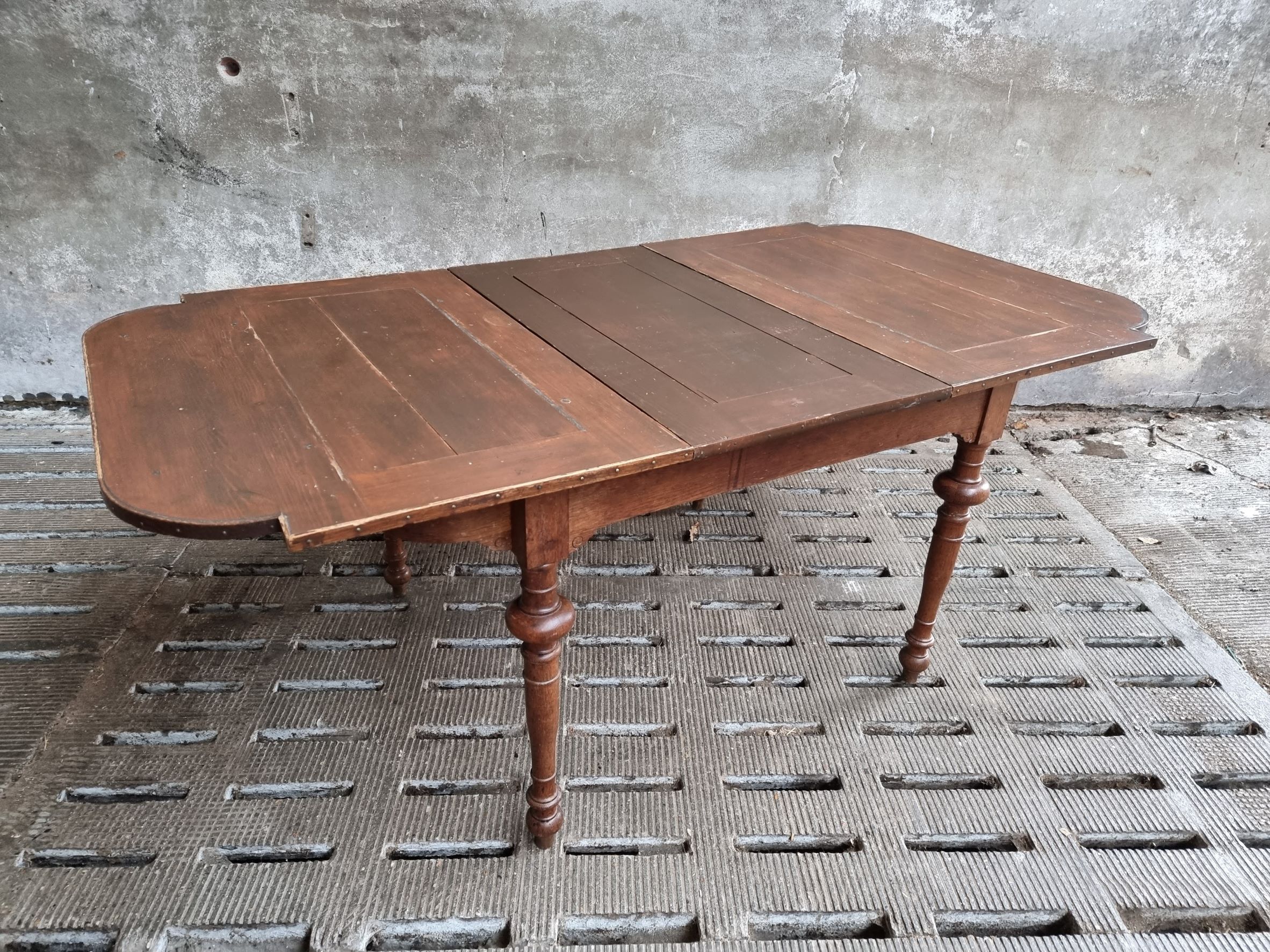 Antique extendable diningtable