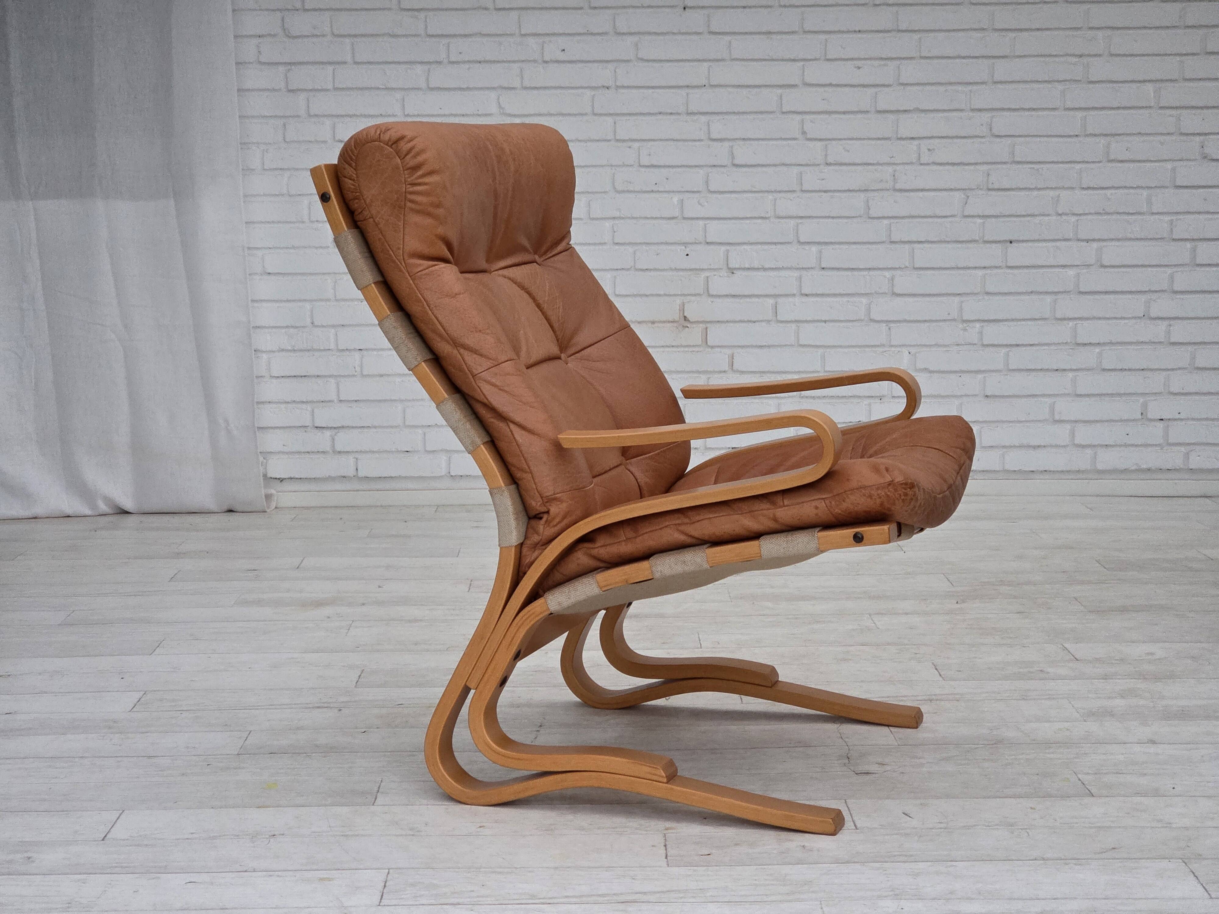 Fauteuil norvégien des années 1970, modèle "Kengu", cuir de meuble.